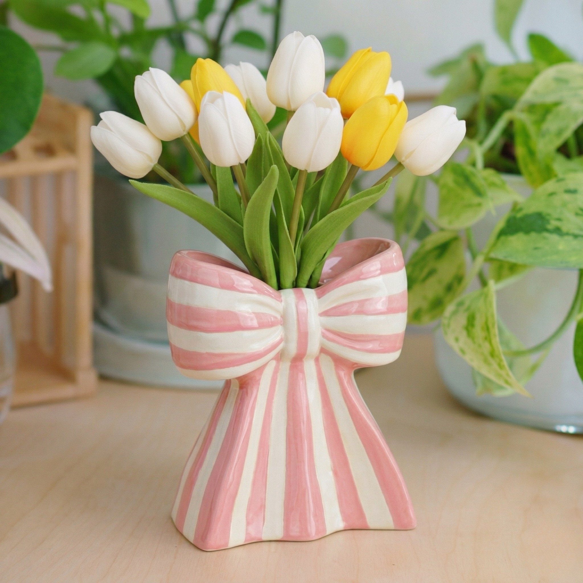 matches21 HOME & HOBBY Dekovase Blumenvase Schleife aus Keramik Gestreift, Dekovase in Rosa & Weiß (1 St), Tulpenvase im Dopamin Stil 18 cm