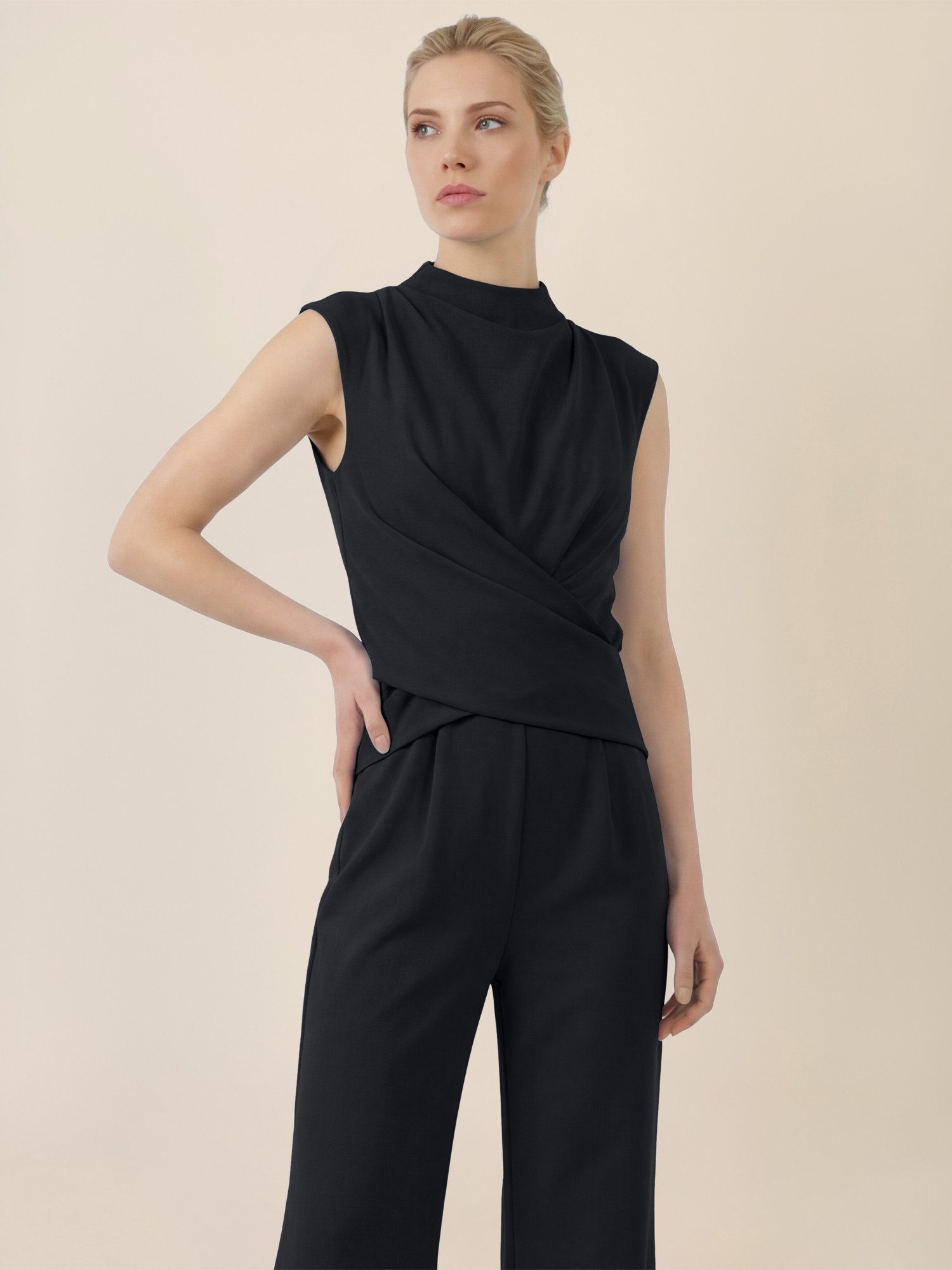 Apart Jumpsuit mit Drapierung und weitem Bein