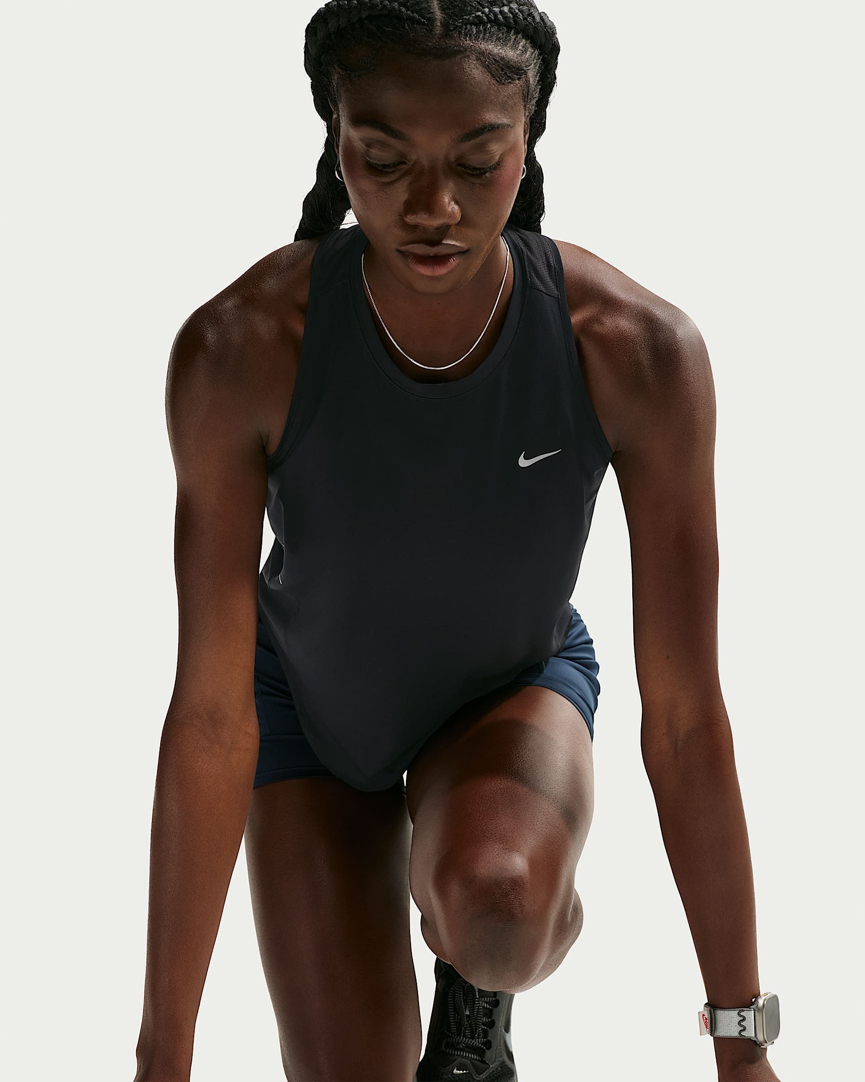 Nike Lauftop W NK SWIFT DF TANK STNDRD ärmelloses Design, leichtes Material, lockerer Schnitt