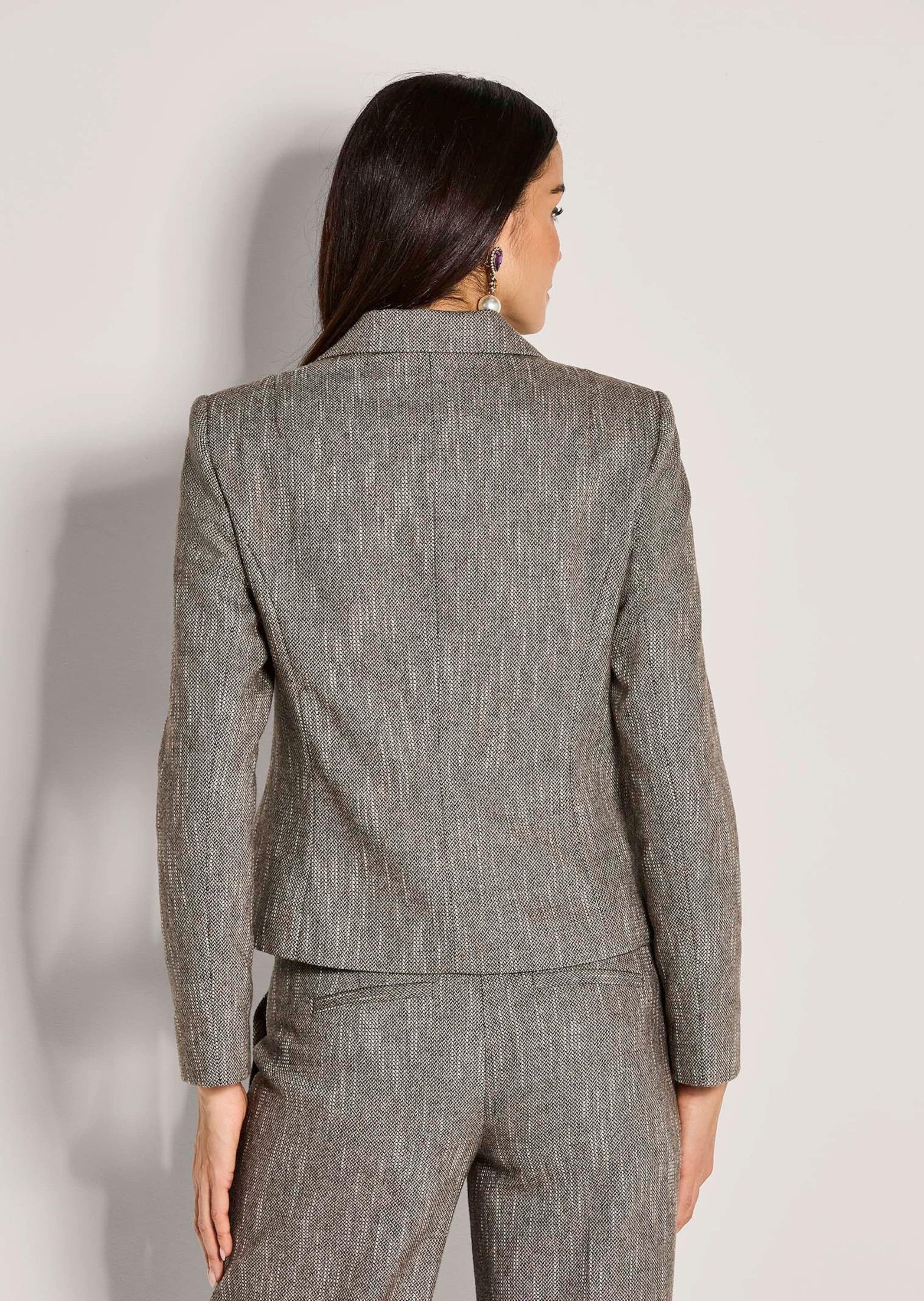 MADELEINE Kurzblazer Taillierter Businessblazer mit Reverskragen Eleganter Einreiher mit Reverskragen, Hornknöpfen und langen Ärmeln