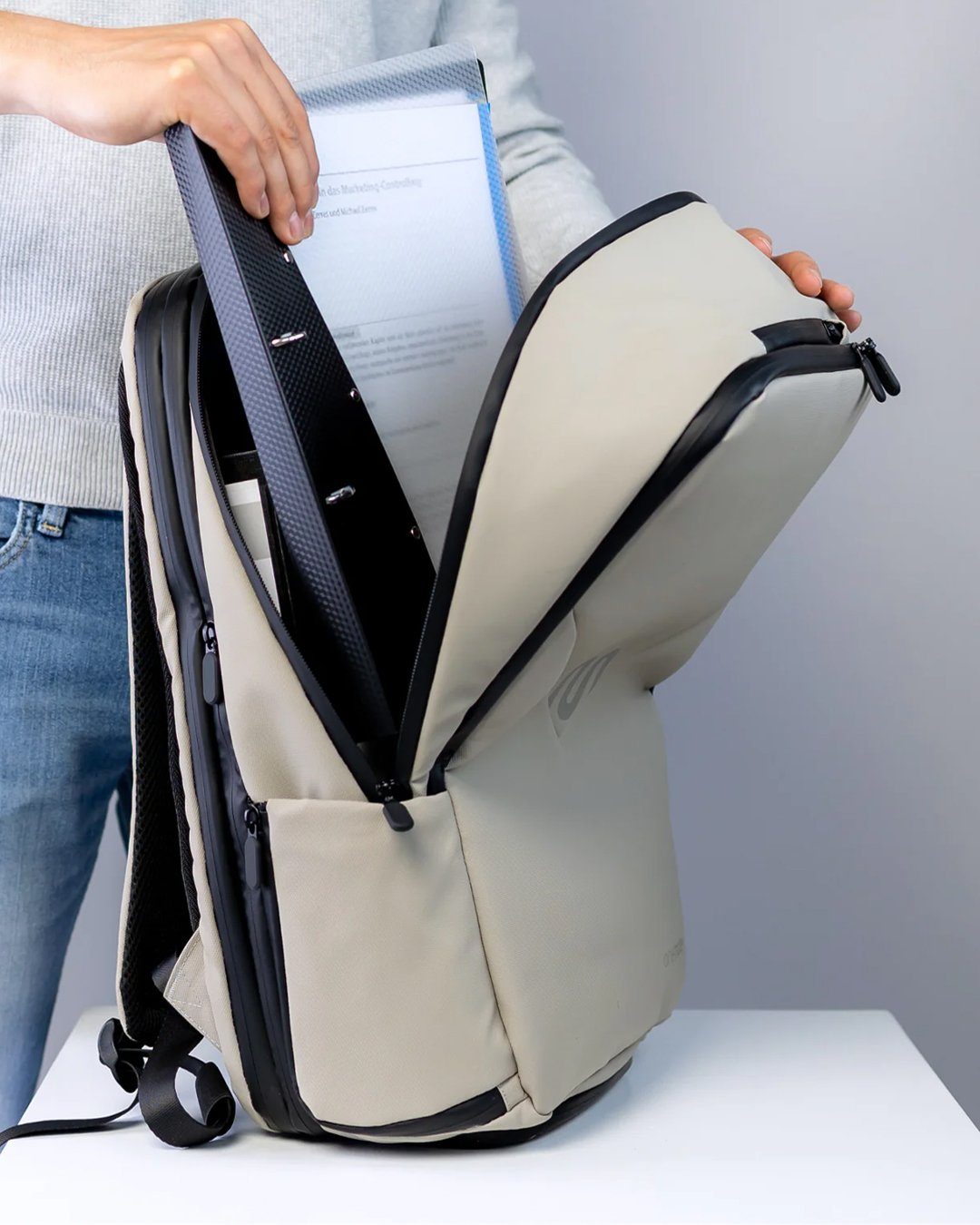 onemate Rucksack Backpack Pro / grau-beige (1-tlg), Diebstahlsicher, 22L erweiterbar auf 30 L