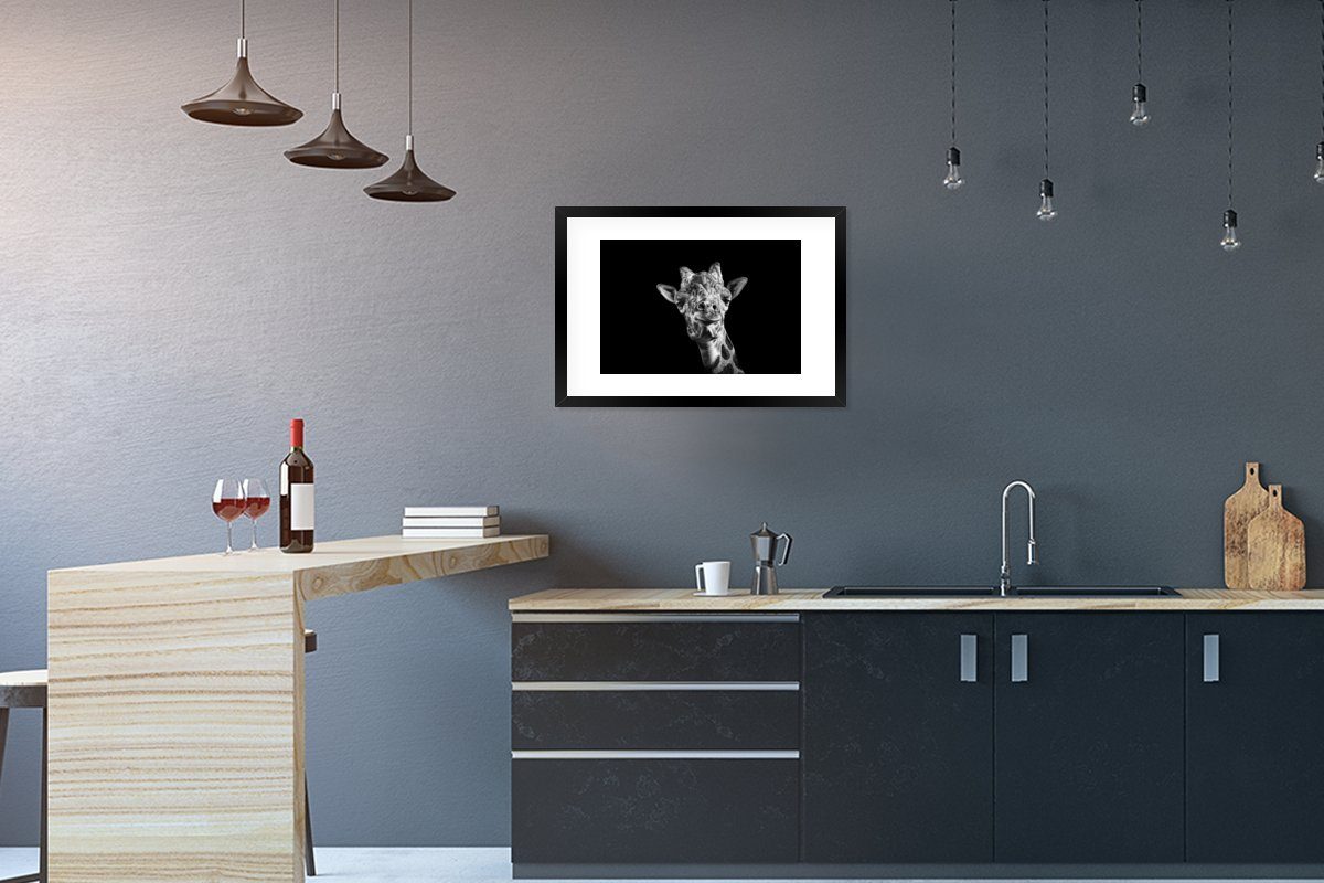 MuchoWow Poster Giraffe vor schwarzem Hintergrund in schwarz und weiß, (1 St), mit Rahmen, Kunstdruck, Gerahmtes Poster, Schwarzem Bilderrahmen