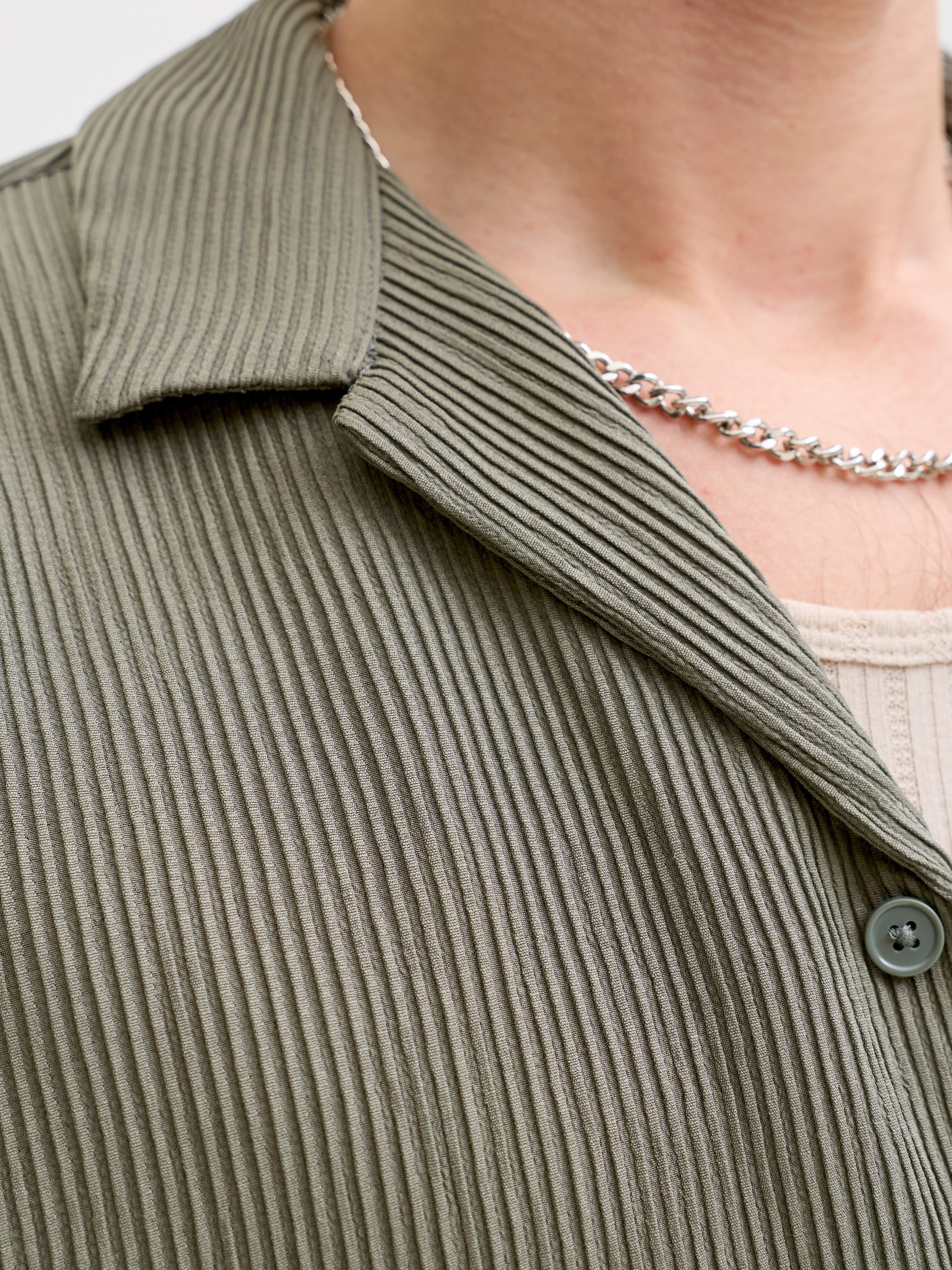 Jack & Jones Kurzarmhemd JJEHARRISON RESORT SHIRT SS SN Materialmix mit Stretch, loose fit