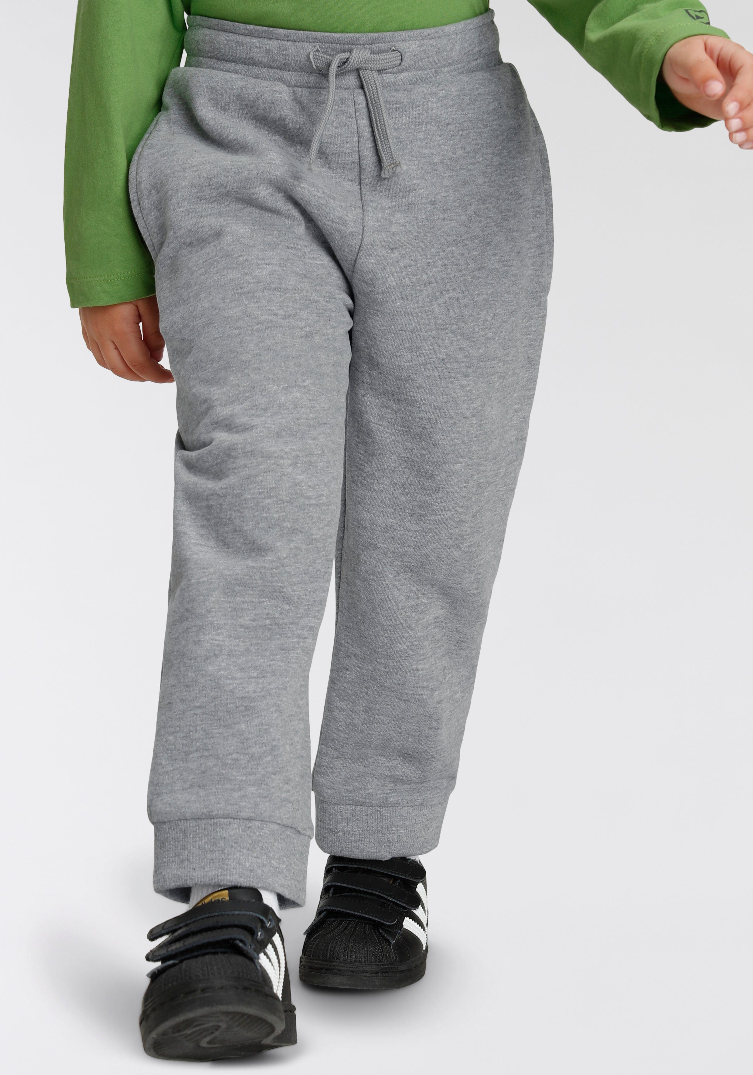 KIDSWORLD Sweathose 2er Pack Jogginghosen (Packung, 2-tlg., 2), immer eine passende Hose dabei. € 26,99, (€ 13,50 pro 1 Stk).