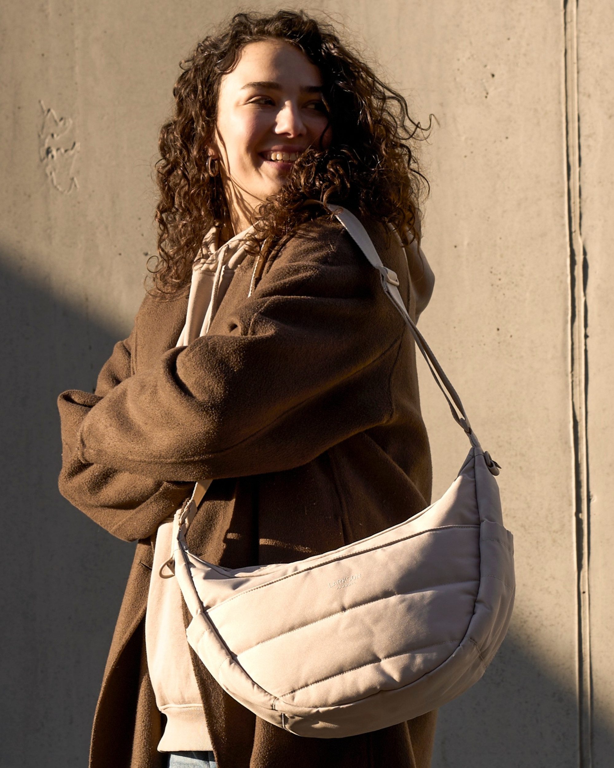 LARKSON Umhängetasche Emma Half Moon Bag, Puffer Halbmondtasche mit vielen Fächern
