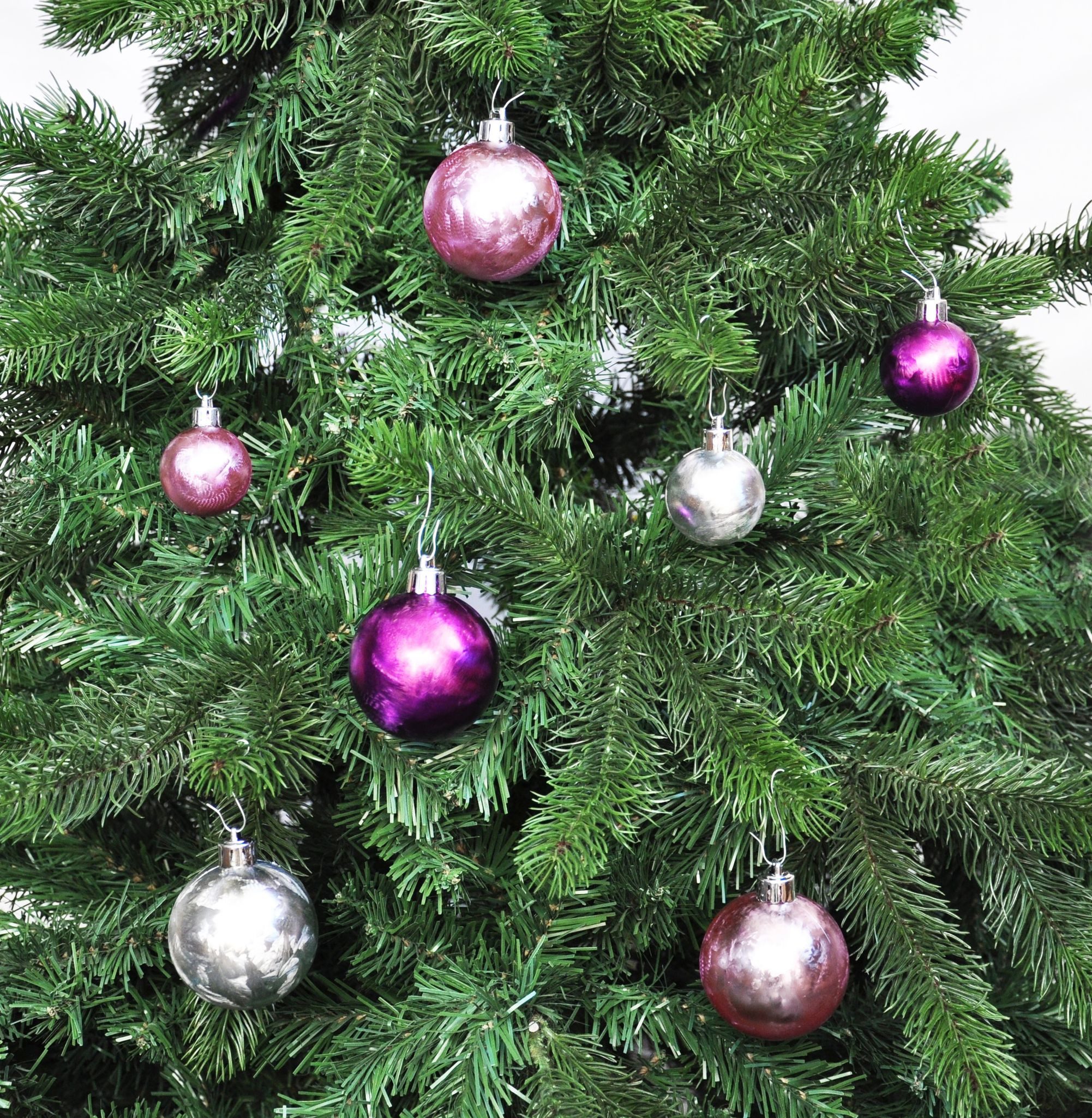 JACK Christbaumschmuck JACK by Inge 50x Kunststoff Kugeln Eislack Violett Flieder Silber, Inkl. Haken, Rillenoptik aus Kunststoff Ø 4 + 6 cm, Aufbewahrungsbox