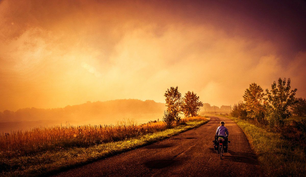Fototapete Motorrad in Landschaft