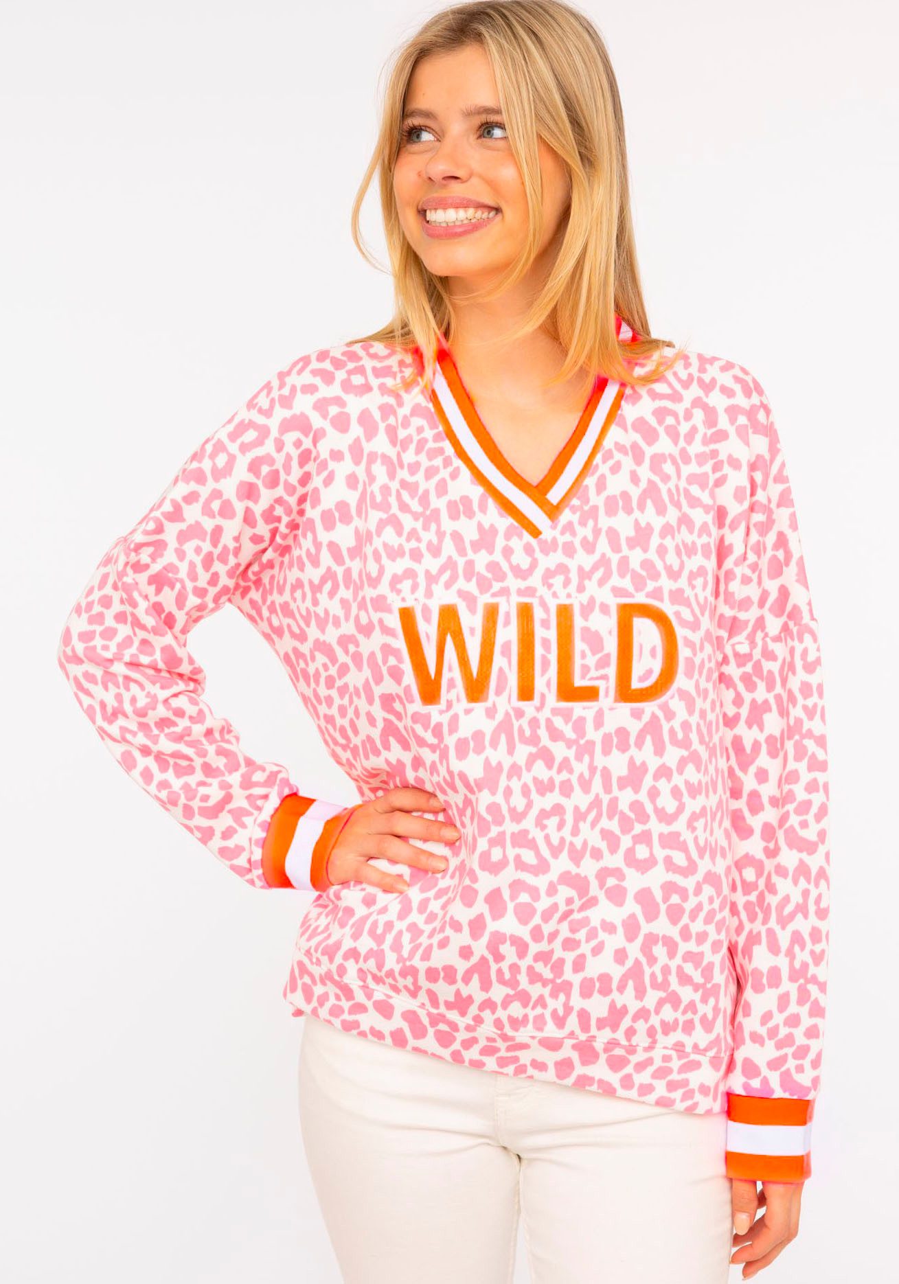 Zwillingsherz Sweatshirt "Leo Pastell" mit V-Ausschnitt, gestreiften Bündchen und WILD Applikation