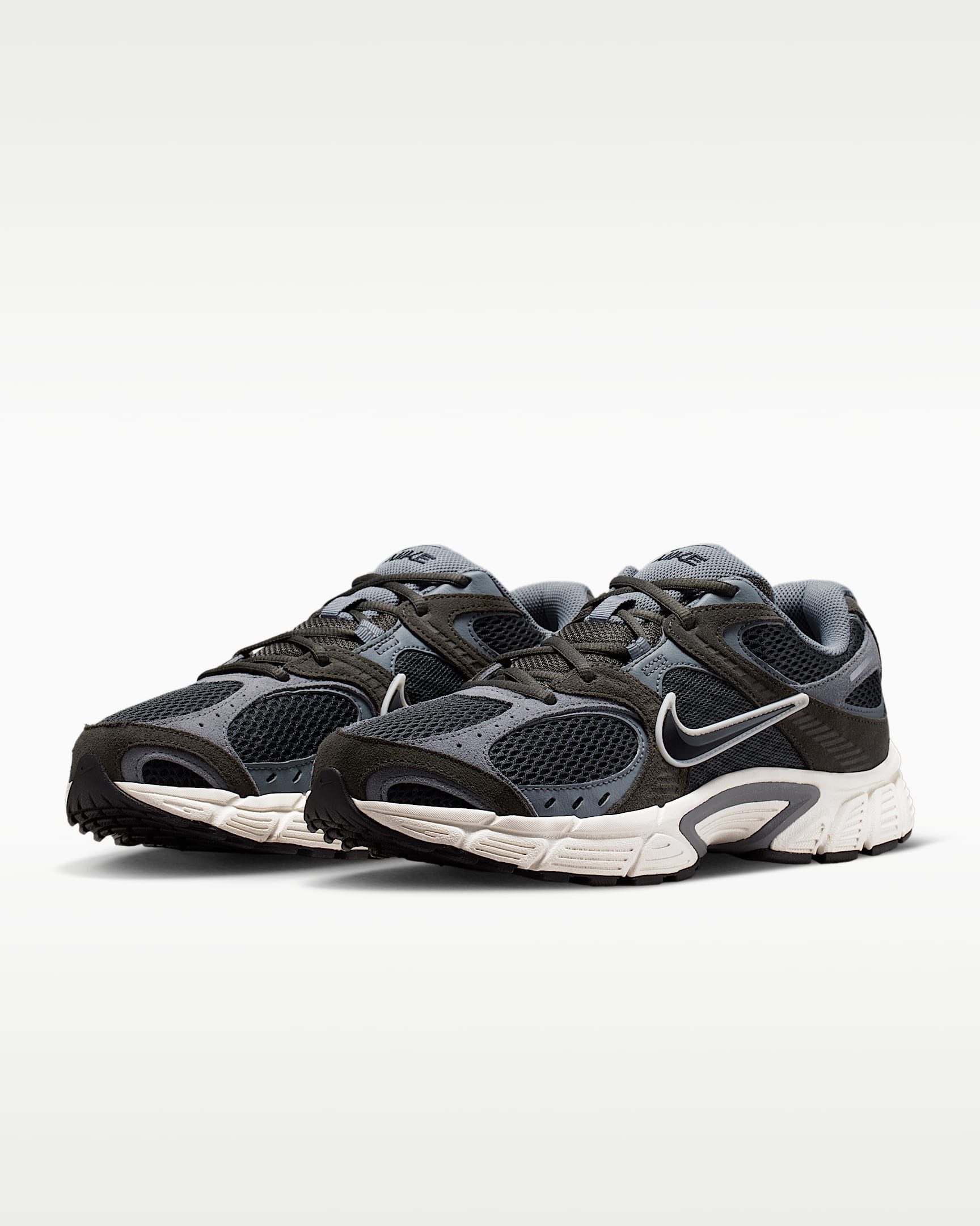 Nike Sportswear V5 RNR Suede Sneaker inspiriert vom Design des Y2K Nike Vomero 5