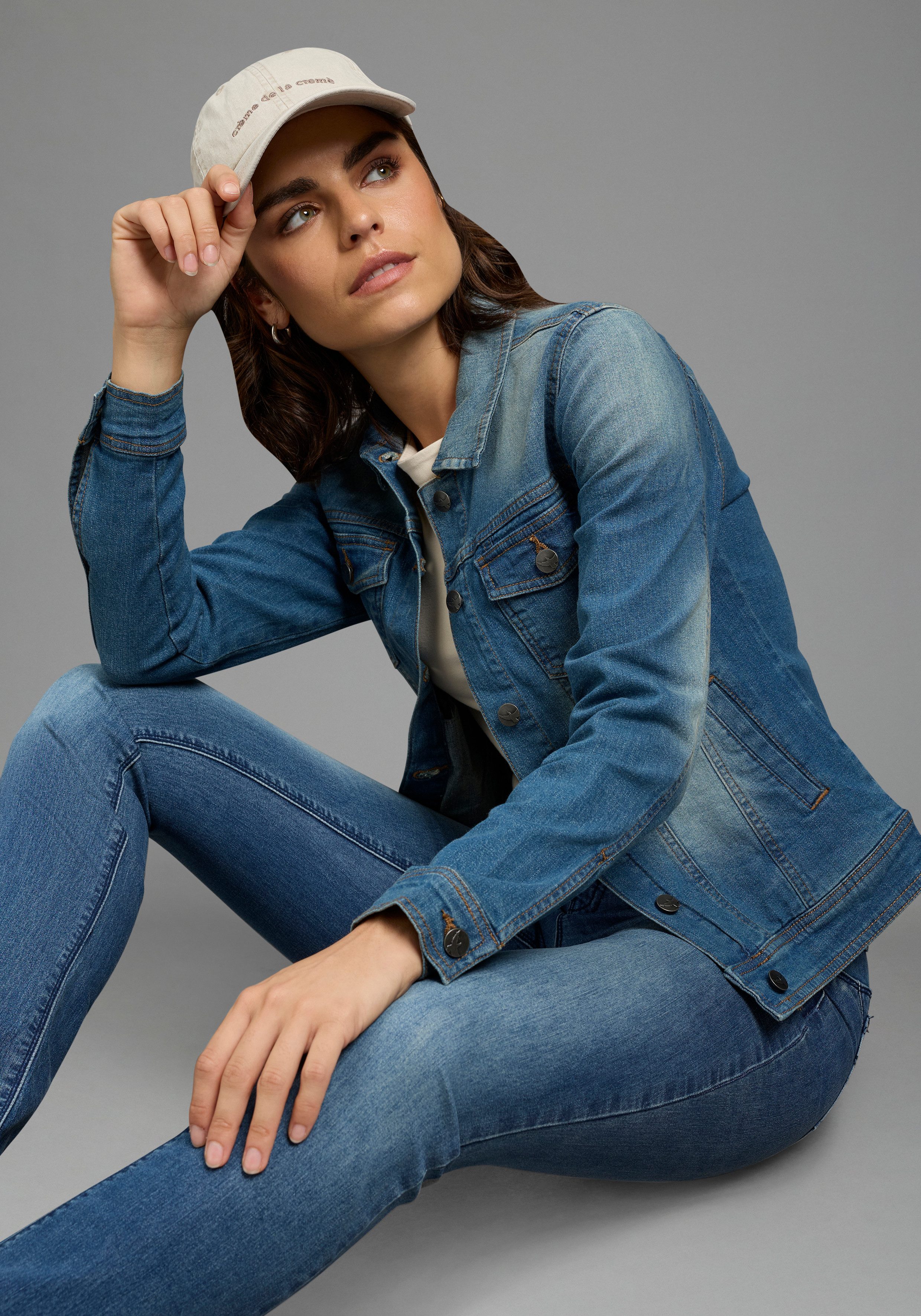 Arizona Jeansjacke aus Baumwollmischung, figurbetont, kurz geschnitten