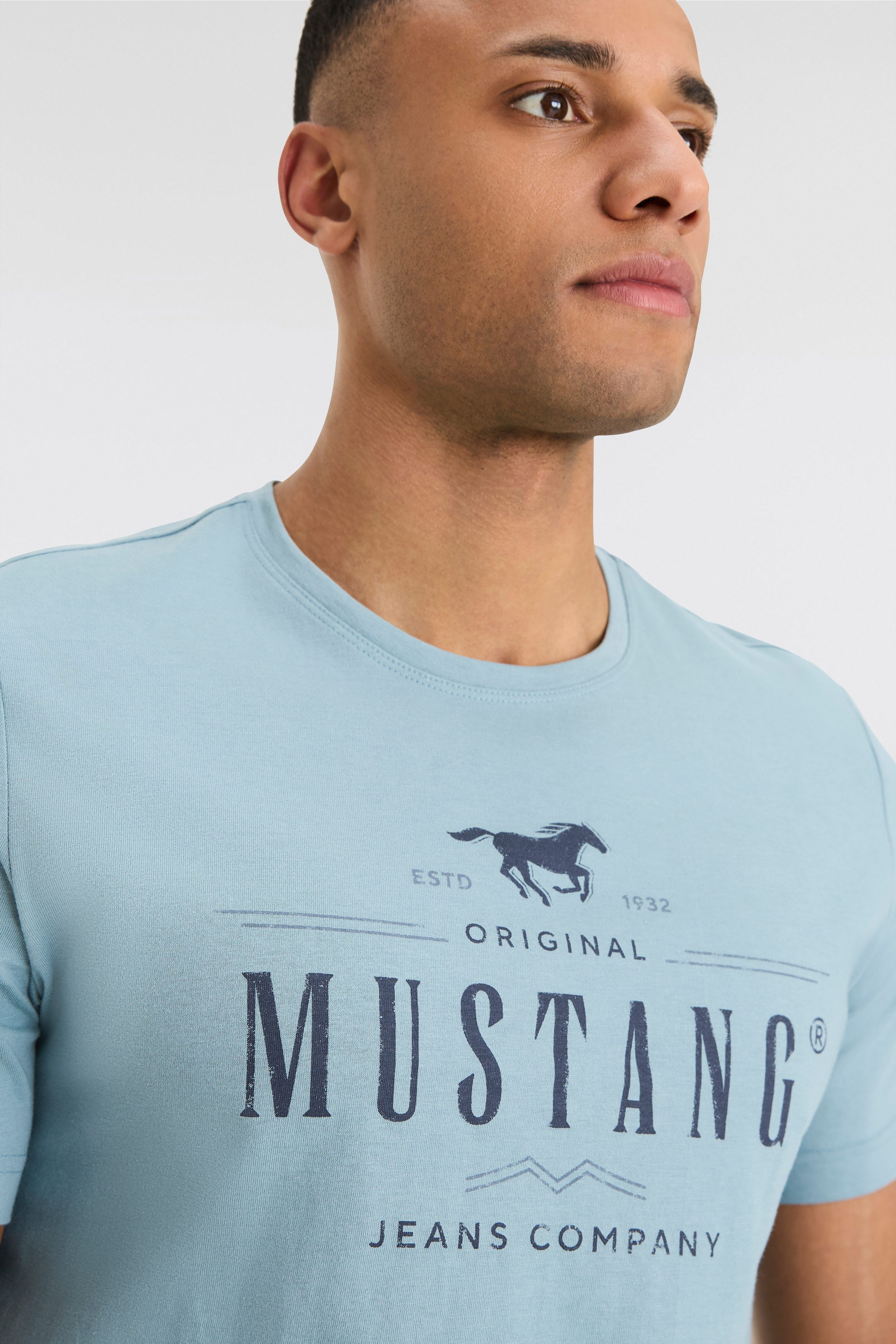MUSTANG T-Shirt MU Style Alex C Print Kurzarm-Design, bequeme Passform, bedruckte Optik – Bild 3 von 5