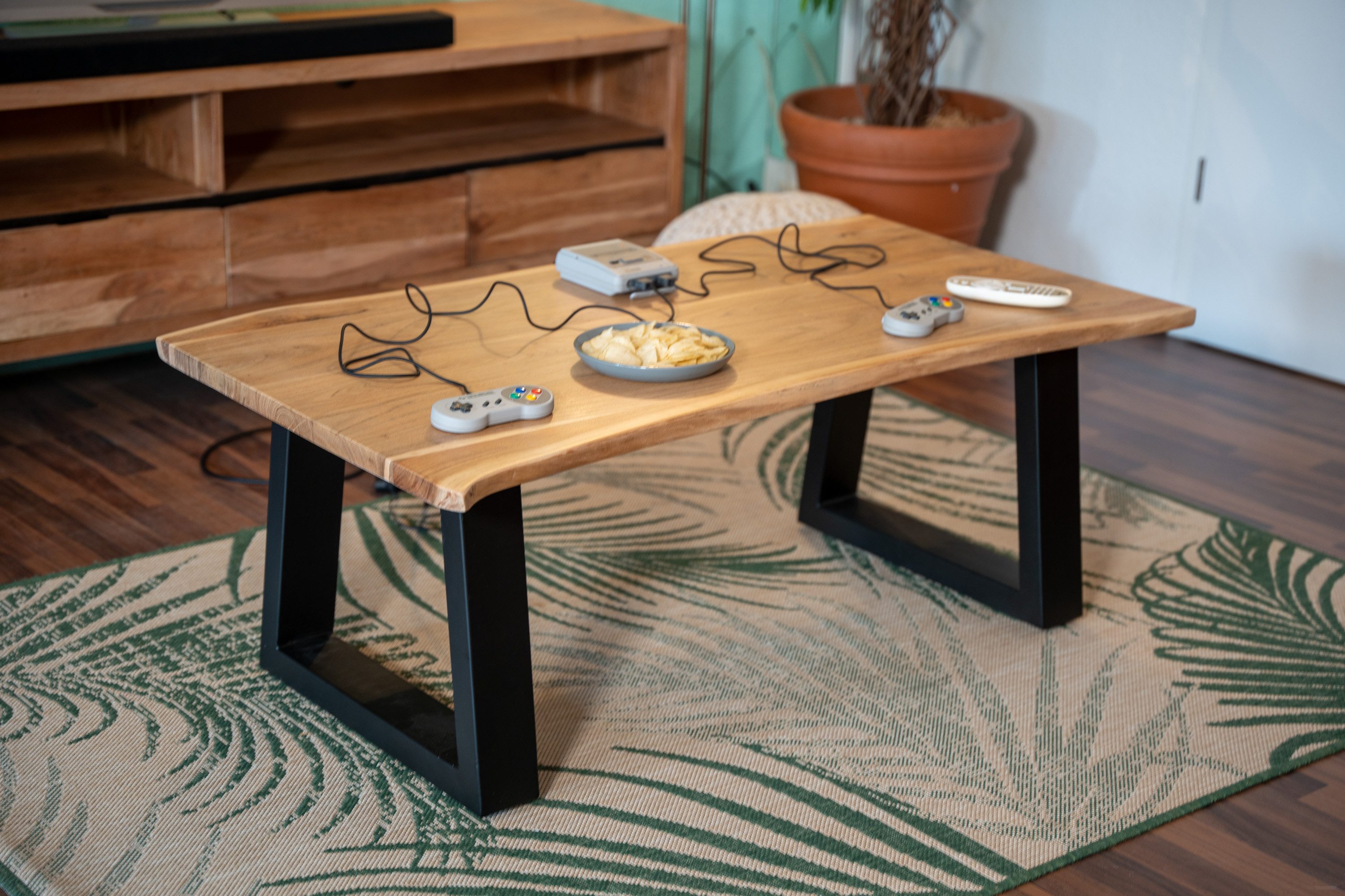 Loreno® Couchtisch April, massives Akazienholz, Trapezgestell aus Metall in schwarz, Baumkante
