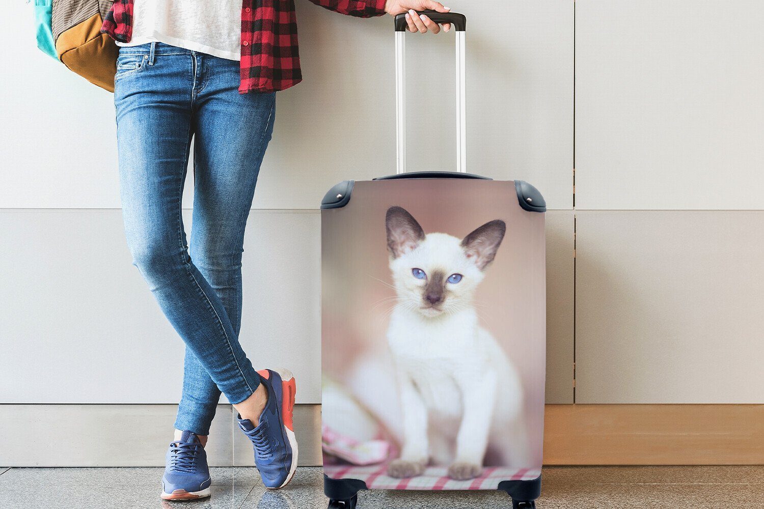 MuchoWow Handgepäckkoffer Weiße Siamkatze auf mit Trolley, Tischtuch, rollen, 4 einem Handgepäck Rollen, Ferien, für Reisetasche Reisekoffer