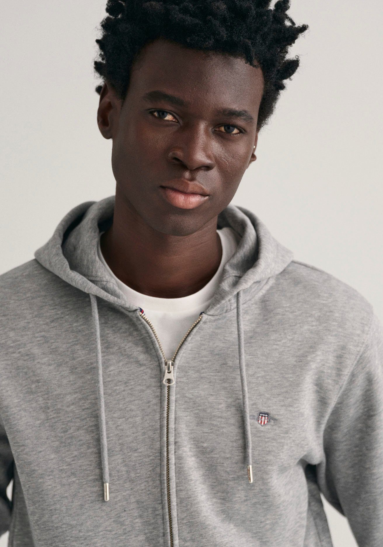 Gant Kapuzensweatjacke REG SHIELD FULL ZIP HOODIE mit Logostickerei auf der Brust