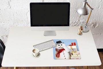 MuchoWow Gaming Mauspad Ein Schneemann mit Weihnachtsgeschenken (1-St), Mousepad mit Rutschfester Unterseite, Gaming, 40x40 cm, XXL, Großes