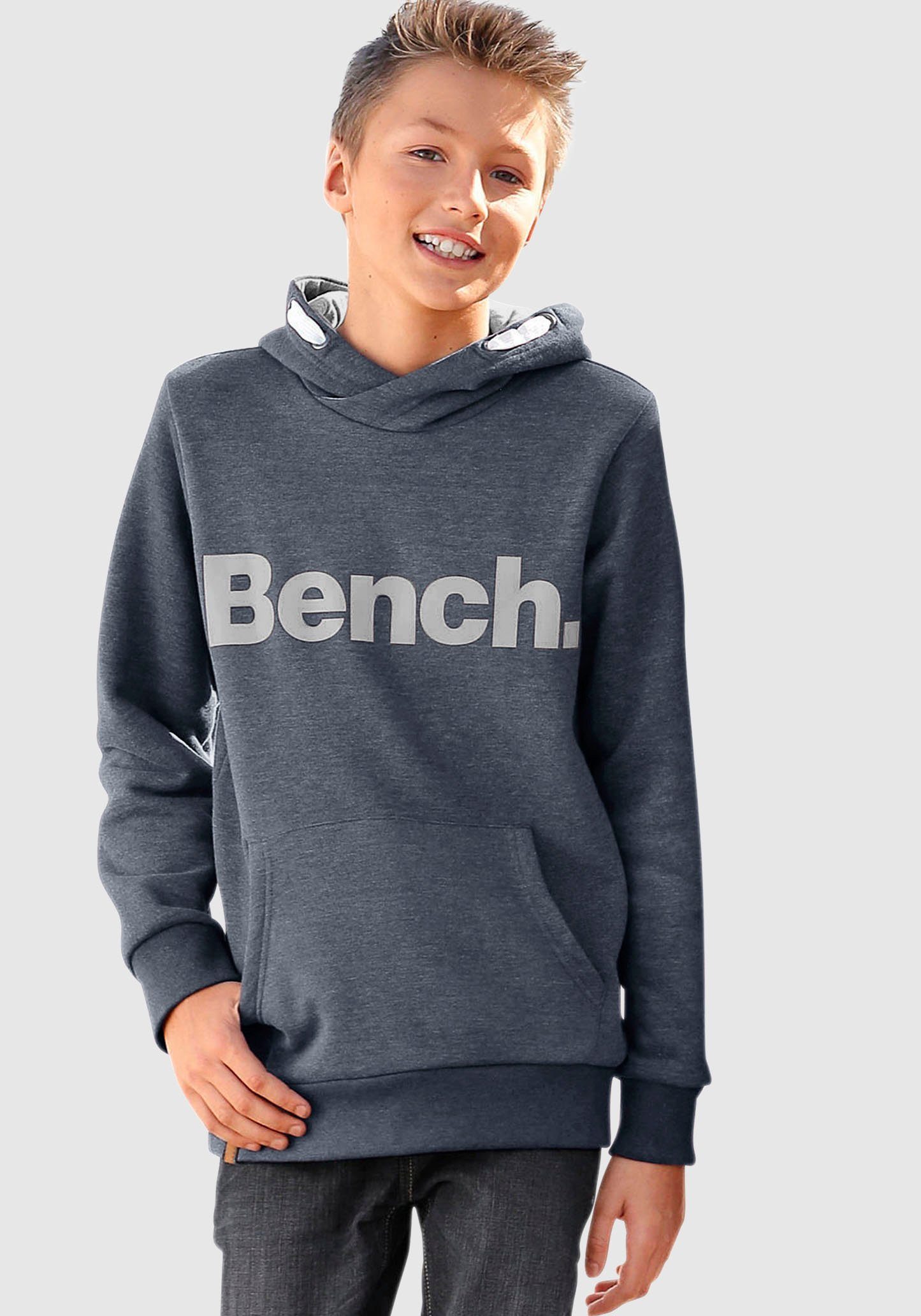 Bench. Kapuzensweatshirt Basic mit großem Logo-Druck vorn