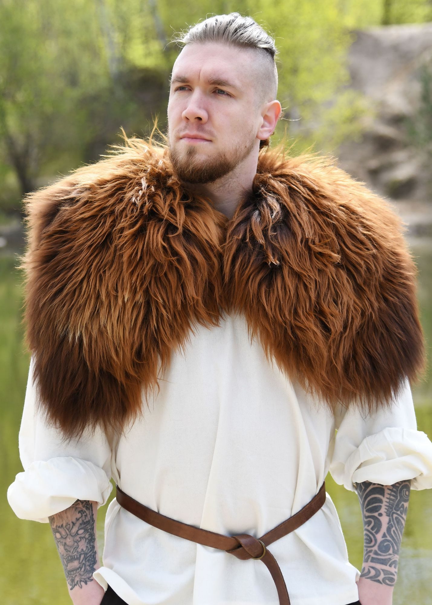 Battle Merchant Kostüm Schulterfell aus Nordlandschnucken-Fell, rostbraun, Größe S/M