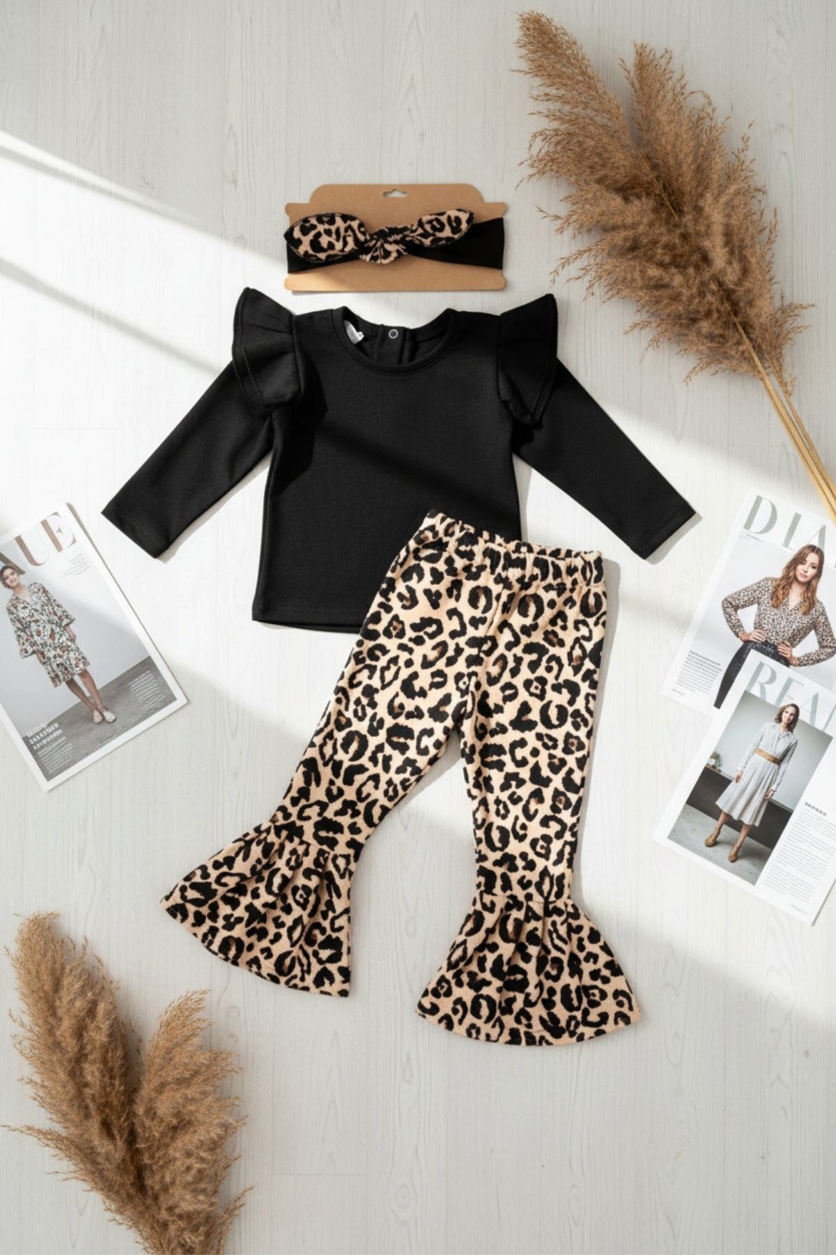 Parla Kids Shirt & Hose Schwarzes langarm Oberteil, Schlaghose und Haarband im Leopardenmuster – Bild 4 von 5