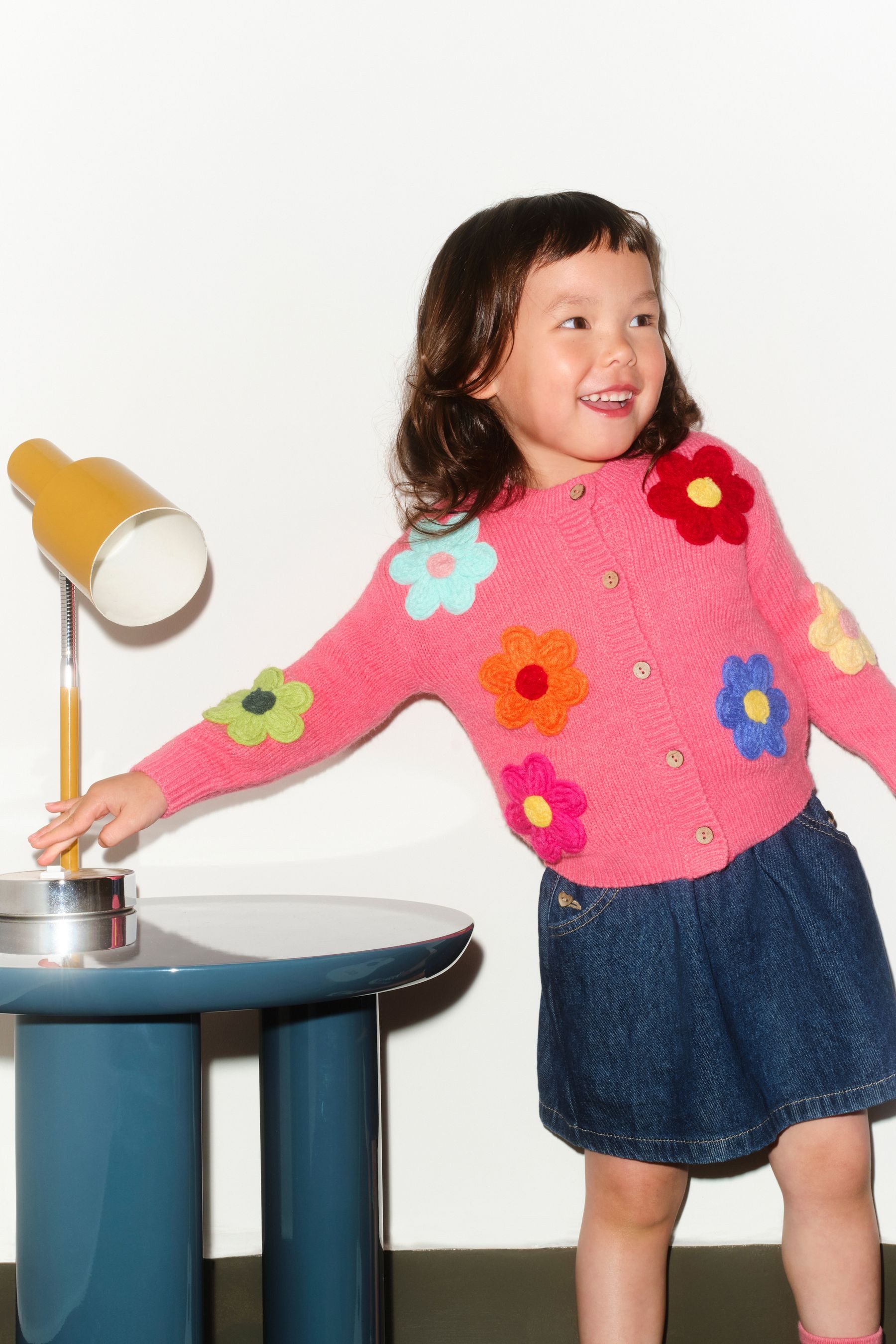 Next Strickjacke Strickjacke mit plastischem Blumenmotiv (1-tlg)