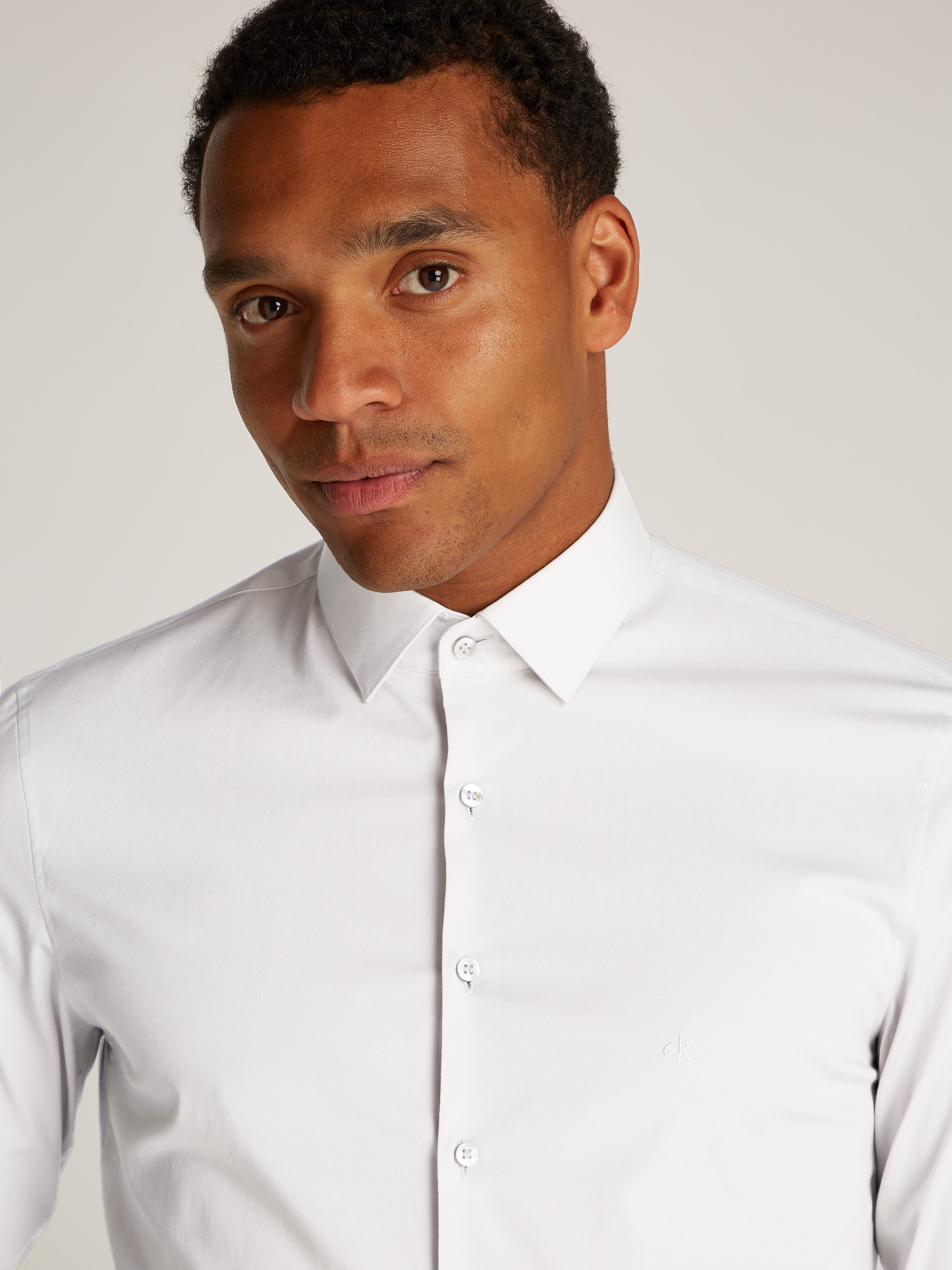 Calvin Klein Businesshemd POPLIN STRETCH SLIM SHIRT mit Kentkragen, Logoprint auf Brusthöhe
