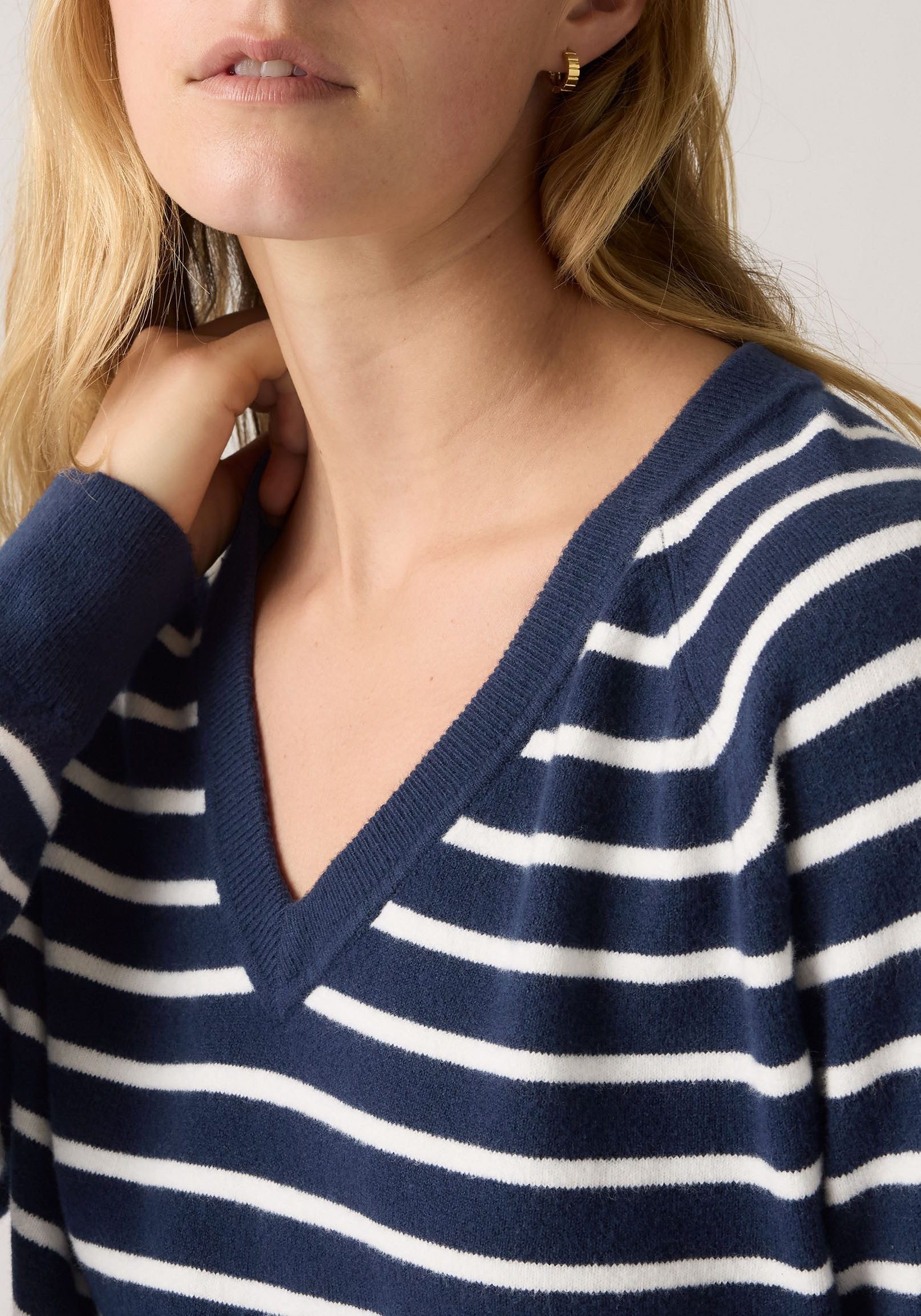Levi's® V-Ausschnitt-Pullover SUPER SOFT VNECK PULLOVER im Bund beidseitig mit kurzem Schlitz