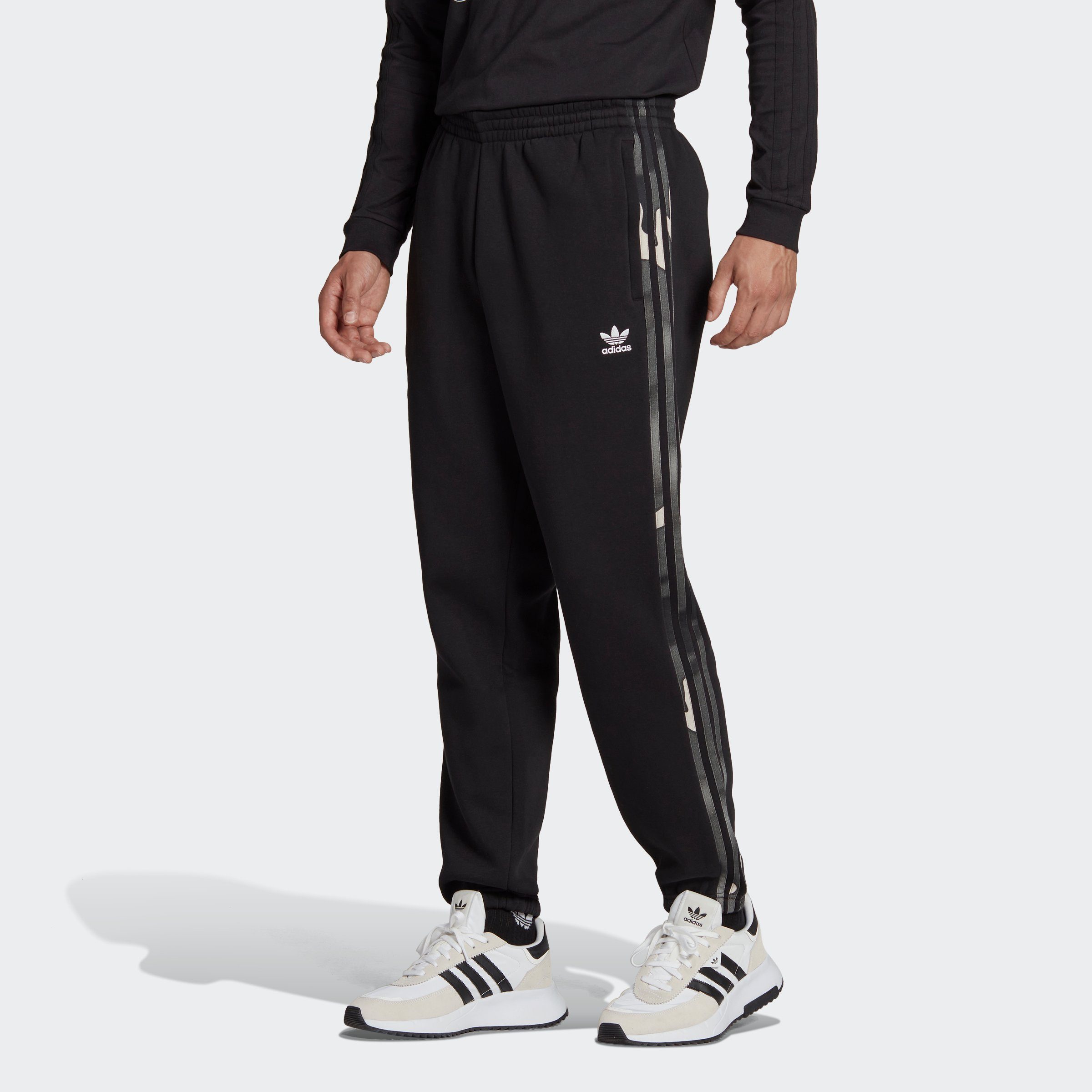 Vorbildlich adidas Originals Sporthose Jogginghose legendären Eine den in CAMO mit bequeme (1-tlg), 3-Streifen GRAPHICS