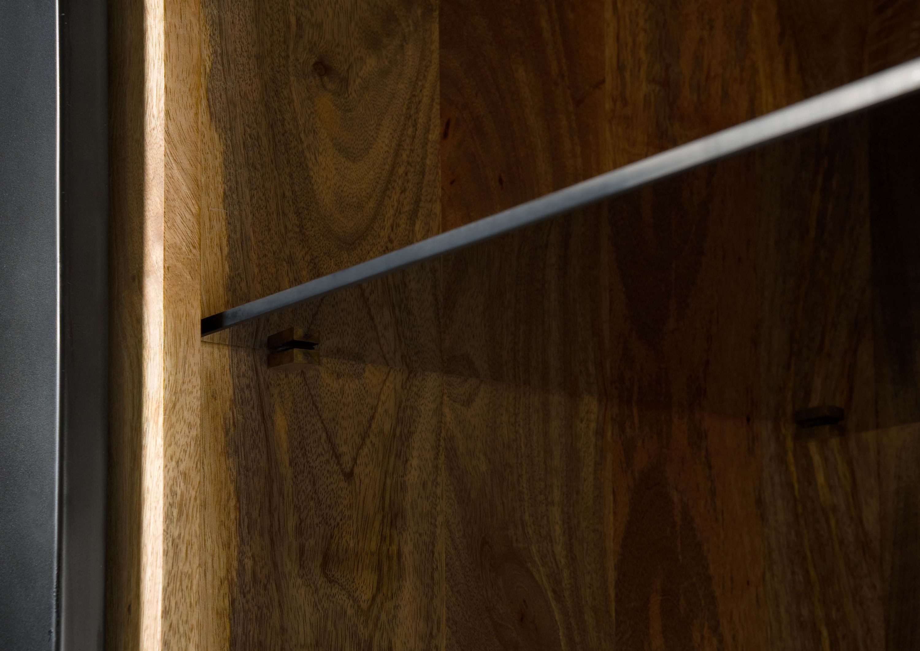 Massivmoebel24 Dreh-/Schwebetürenschrank (Mango 105x45x195 natur lackiert / Metall schwarz BLACKBURN #105) Mango 105x45x195 natur lackiert / Metall schwarz BLACKBURN #105