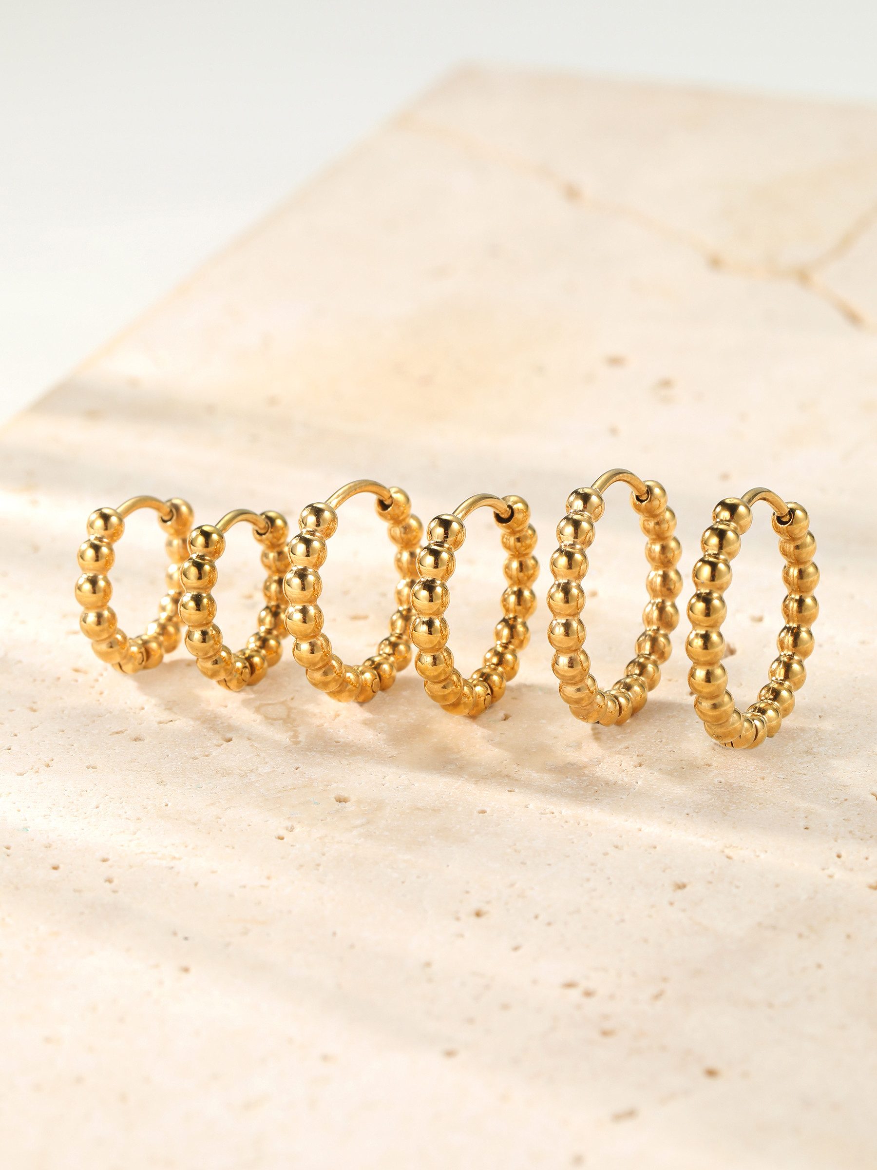 Hey Happiness Paar Creolen Kugel-Ohrringe im Beaded-Style aus Edelstahl, Ohrringe für Damen 18k vergoldet in 3 Größen – Bild 4 von 5