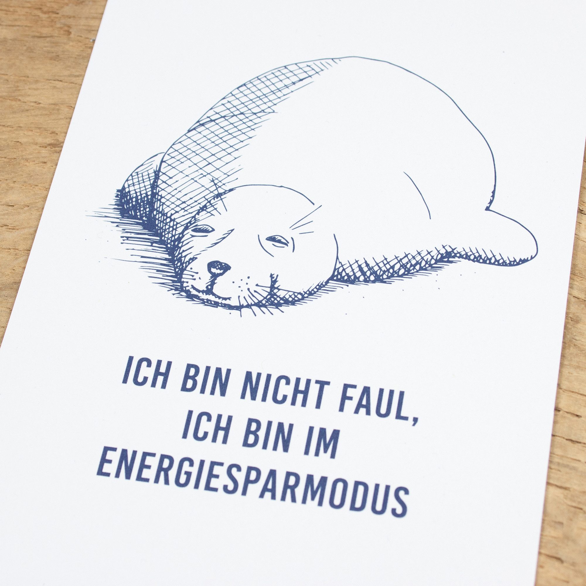 Bow & Hummingbird Postkarte Maritime Postkarte "Seehund im Energiesparmodus" aus Recyclingpapier