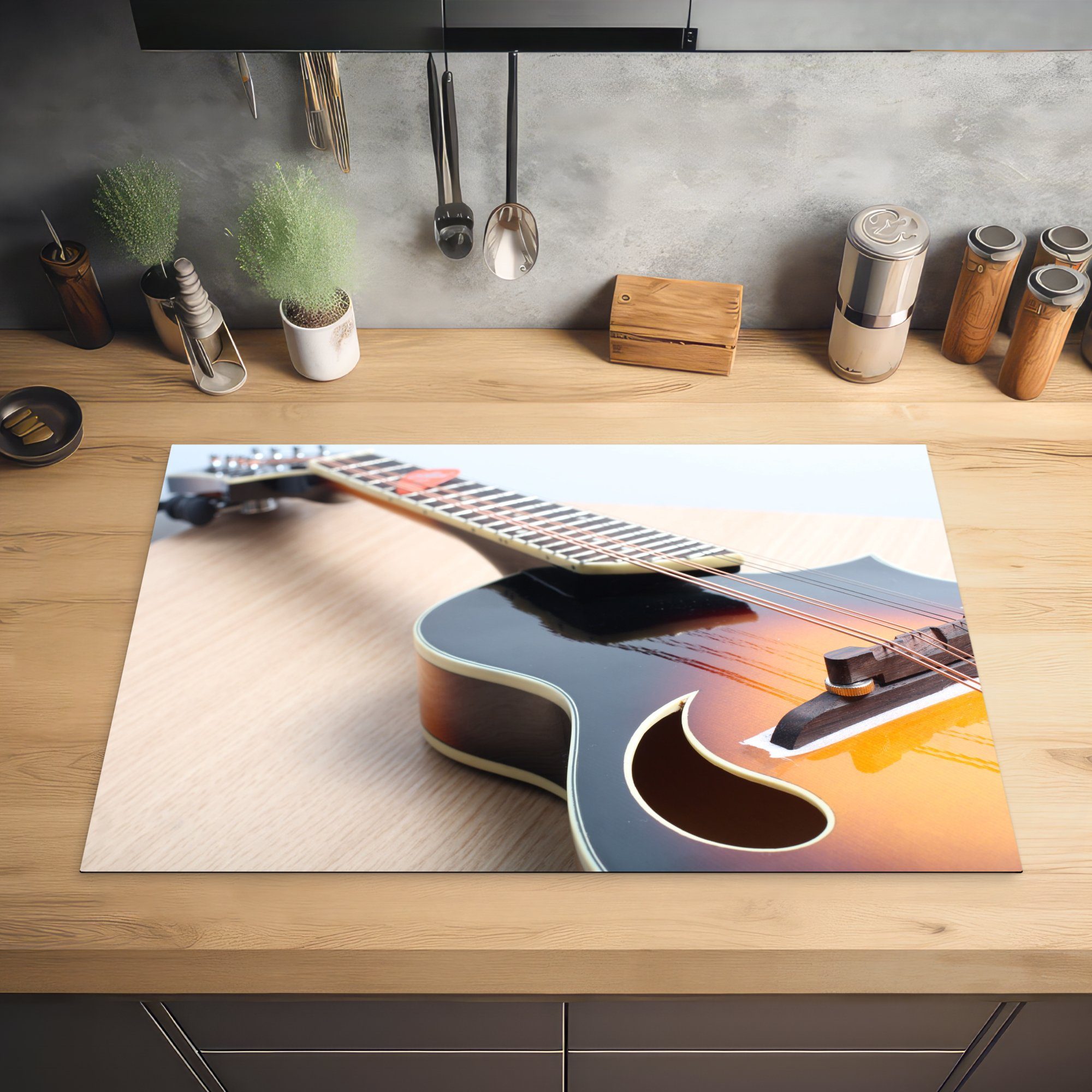 küche, 81x52 (1 Induktionskochfeld auf MuchoWow Vinyl, Herdblende-/Abdeckplatte Holzboden, für cm, Eine Schutz Ceranfeldabdeckung einem tlg), die E-Gitarre