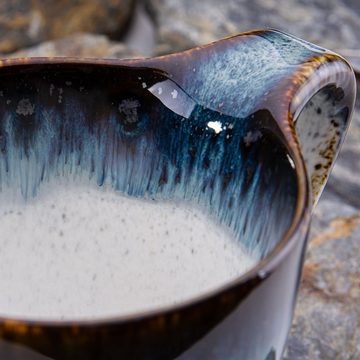 Konsimo Frühstücks-Geschirrset TIME DIM Frühstücksteller-Set Frühstücksset Becher Müslischale (12-tlg), 6 Personen, Porzellan, unregelmäßige Form, Hartporzellan mit reaktiver Glasur