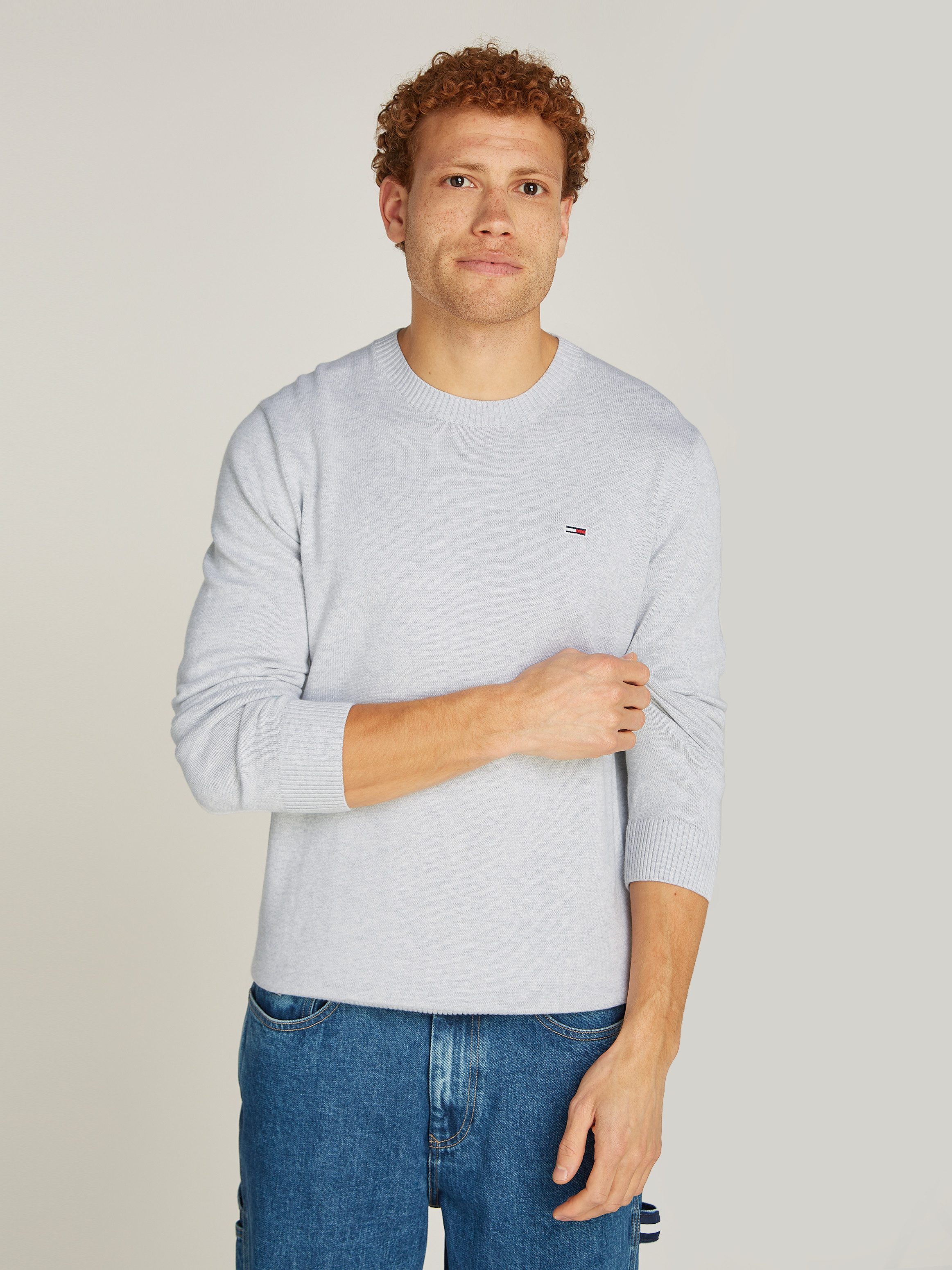 Tommy Jeans Rundhalspullover TJM SLIM ESSENTIAL LIGHT SWEATER mit Flag-Patch