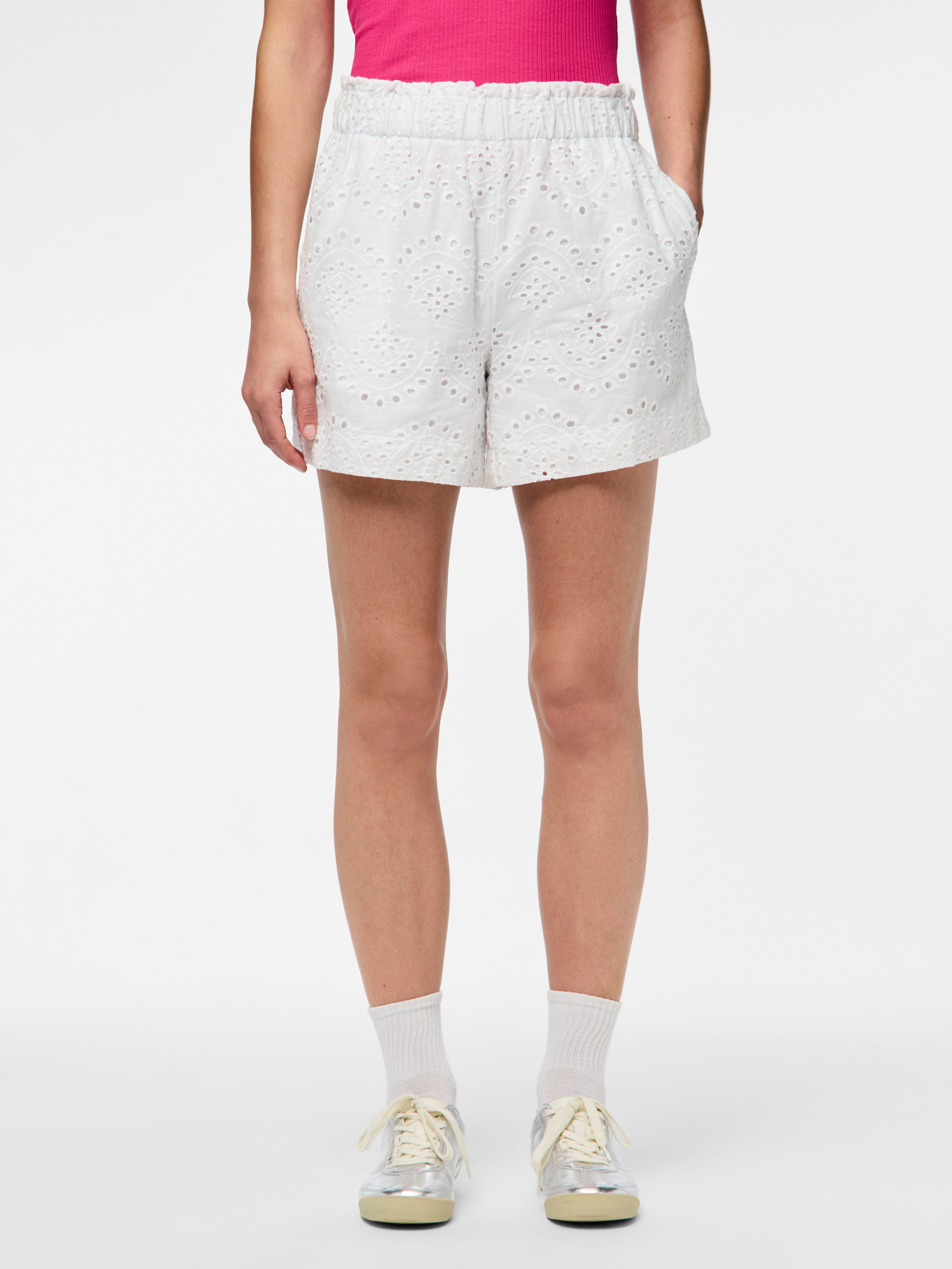 pieces Shorts PCVILDE MW SHORTS WVN NOOS mit Lochstickerei
