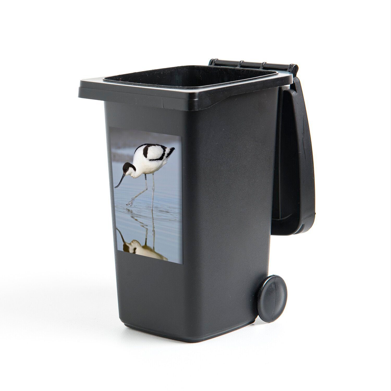 MuchoWow Wandsticker Ein Säbelschnäbler sucht im Wasser nach Nahrung (1 St), Mülleimer-aufkleber, Mülltonne, Sticker, Container, Abfalbehälter