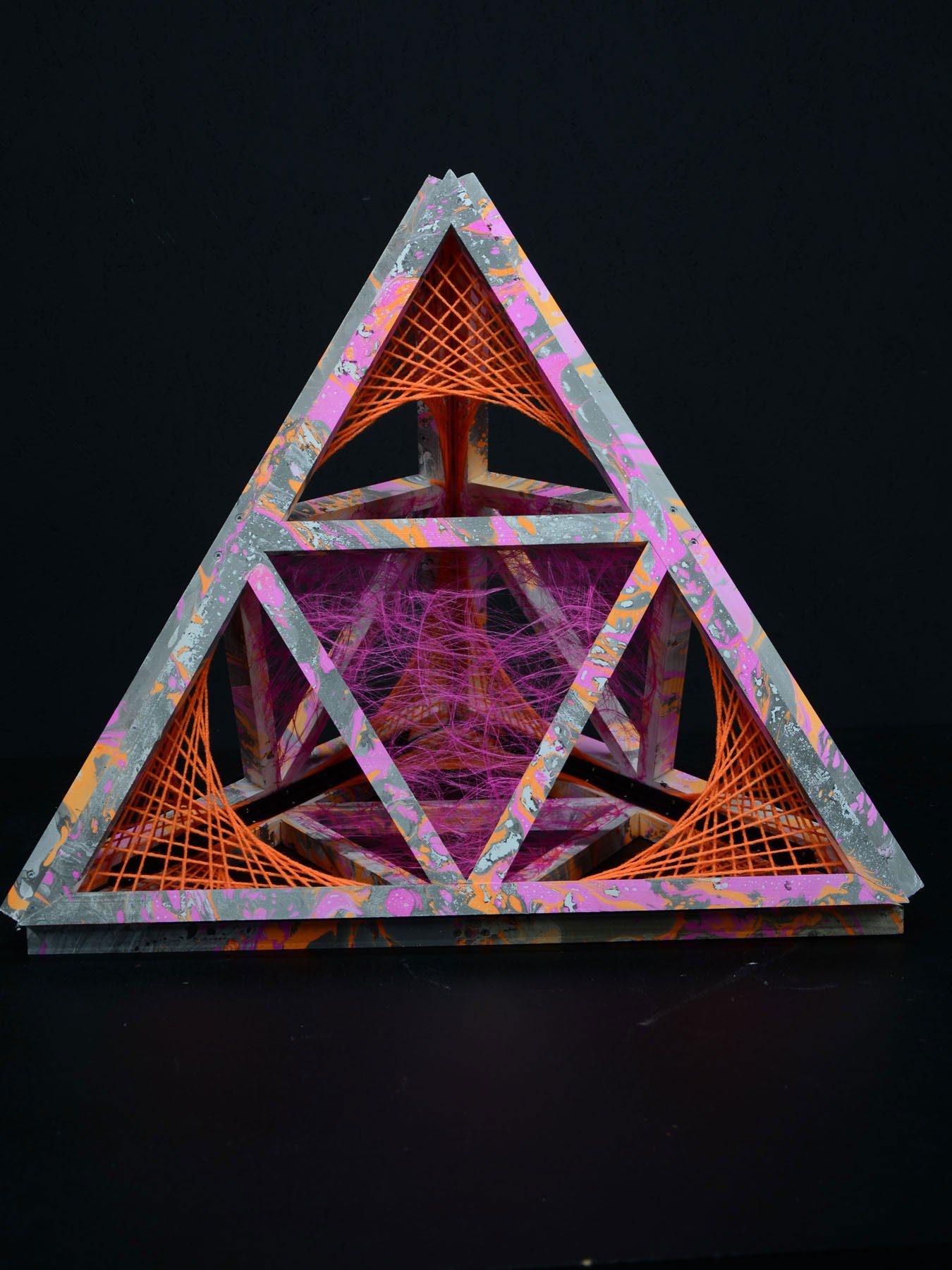 PSYWORK Dekoobjekt Schwarzlicht 3D StringArt Pyramide "Deep Orange Journey", 1,30m, UV-aktiv, leuchtet unter Schwarzlicht