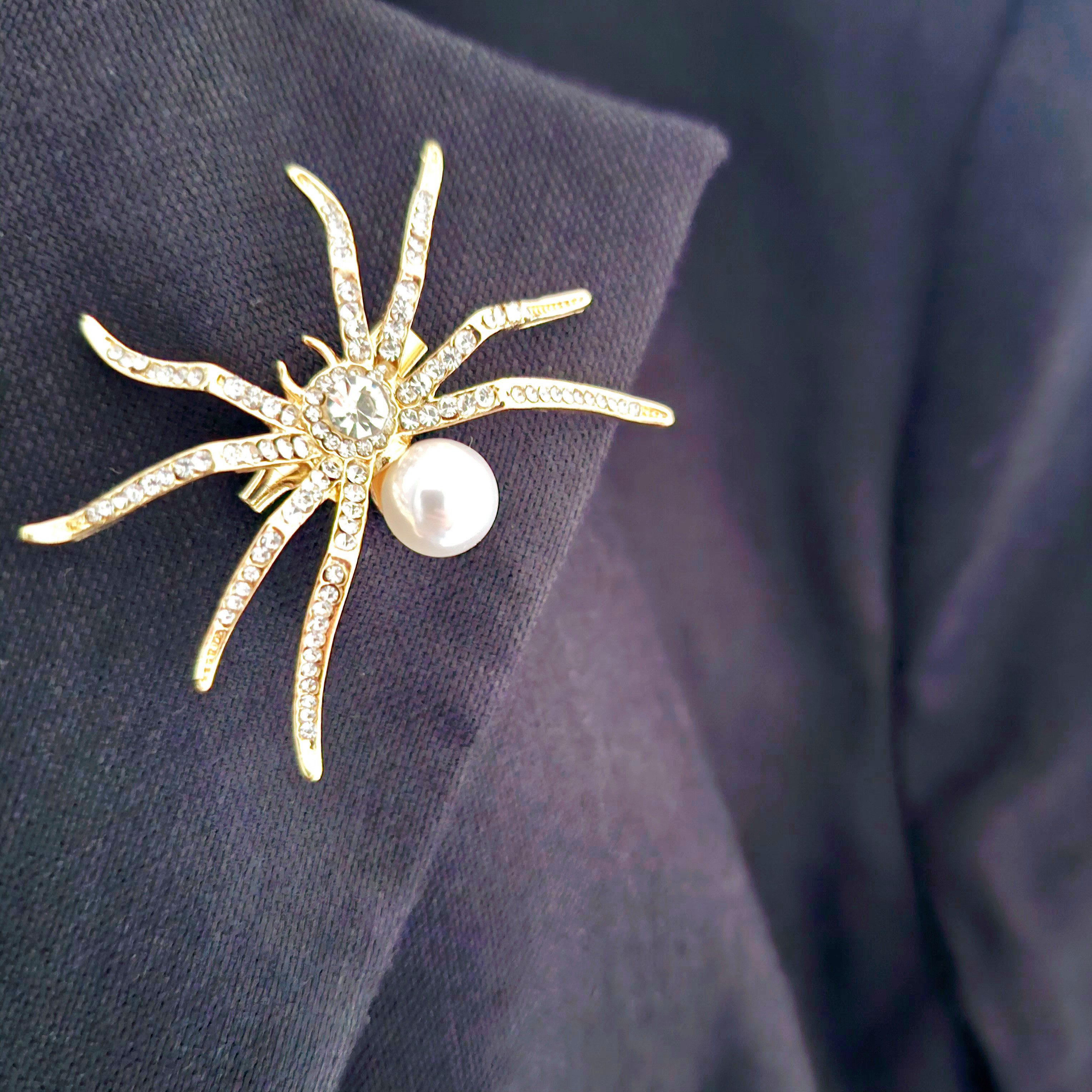 meytrade Brosche Anstecker mit Nadel, Spinne mit Schmucksteinchen und Perle (1-tlg), Schmuckstück für Mottoparty, Kostüm & Halloween