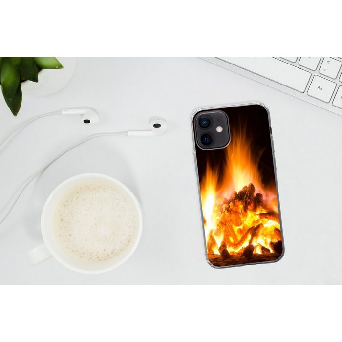 MuchoWow Handyhülle Kamin vor schwarzem Hintergrund Handyhülle Apple iPhone 12 Smartphone-Bumper Print Handy ZV11016