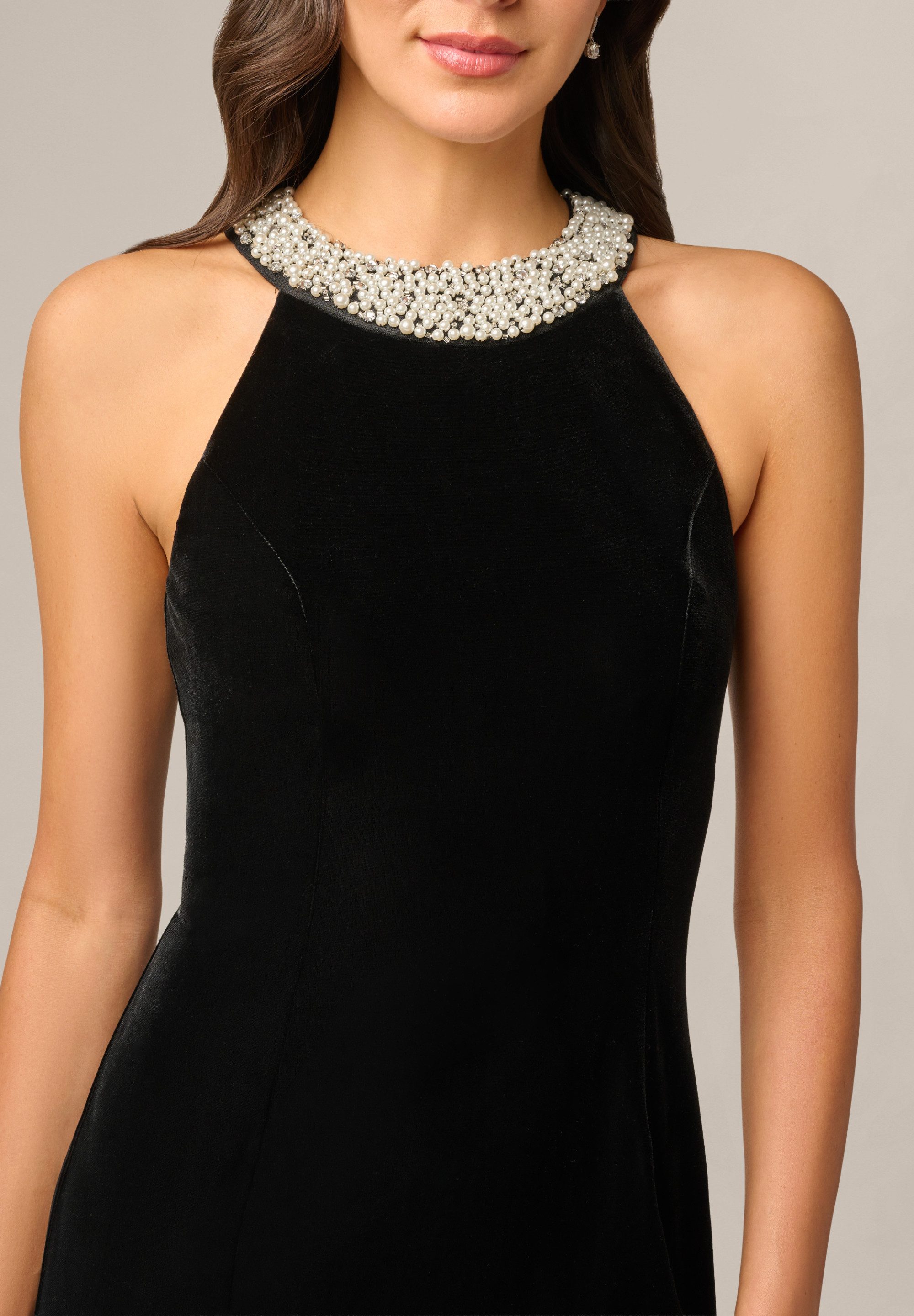 Adrianna Papell Abendkleid Beaded Halter Velvet Gown Ein klassisches Abendkleid aus Samt im Vintage-Glamour-Stil – Bild 5 von 5