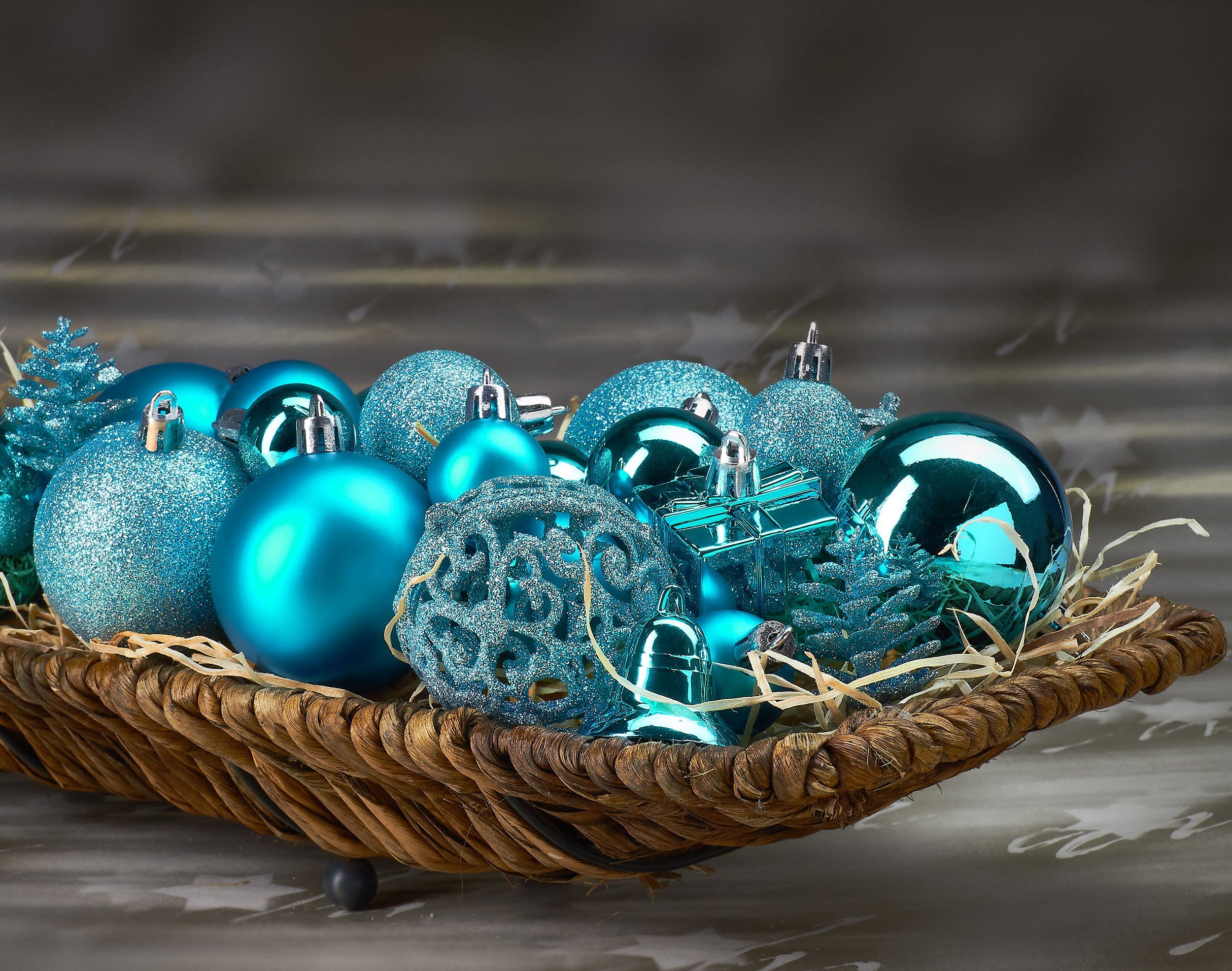 BRUBAKER Weihnachtsbaumkugel 101-teiliges Weihnachtskugel-Set mit Baumspitze, Christbaumschmuck aus Kunststoff, Weihnachtsdekoration edel und robust