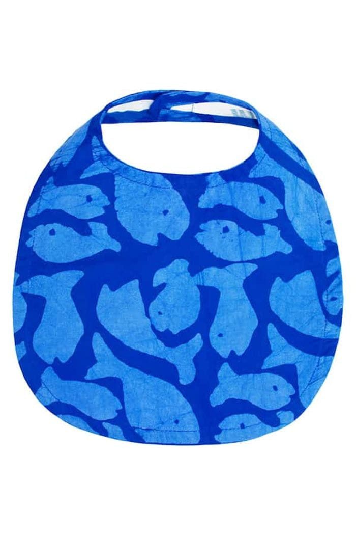 Global Mamas Lätzchen Bio Baby - School of Fish - Blau, Handgefertigt in Ghana · recyceltes Glas · Unikat · Fair Trade (WFTO)