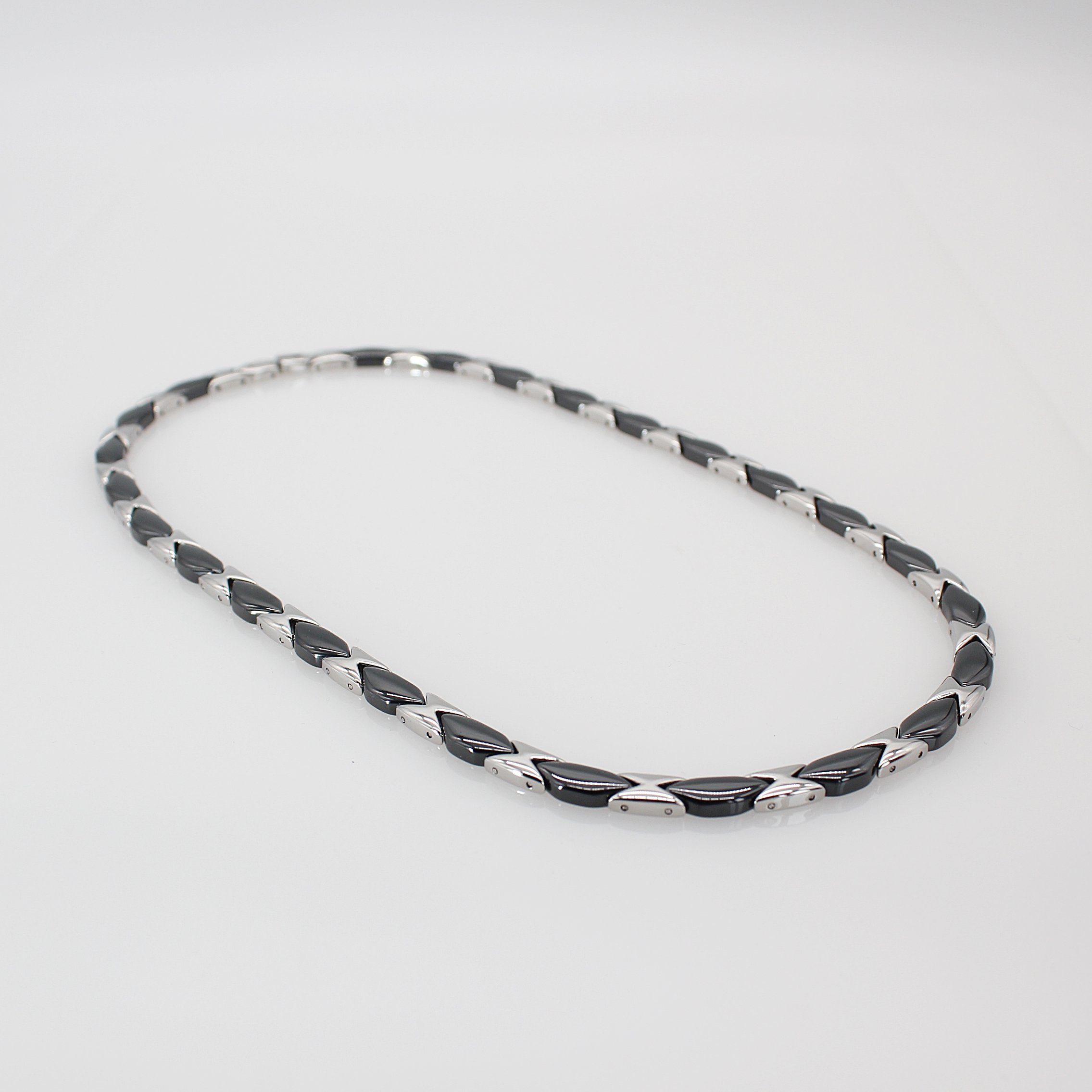 ELLAWIL Collier Collier / Halskette aus schwarzer Keramik / Edelstahl Damenkette (Kettenlänge 49 cm, Kettenbreite 6 mm x 3 mm), inklusive Geschenkschachtel