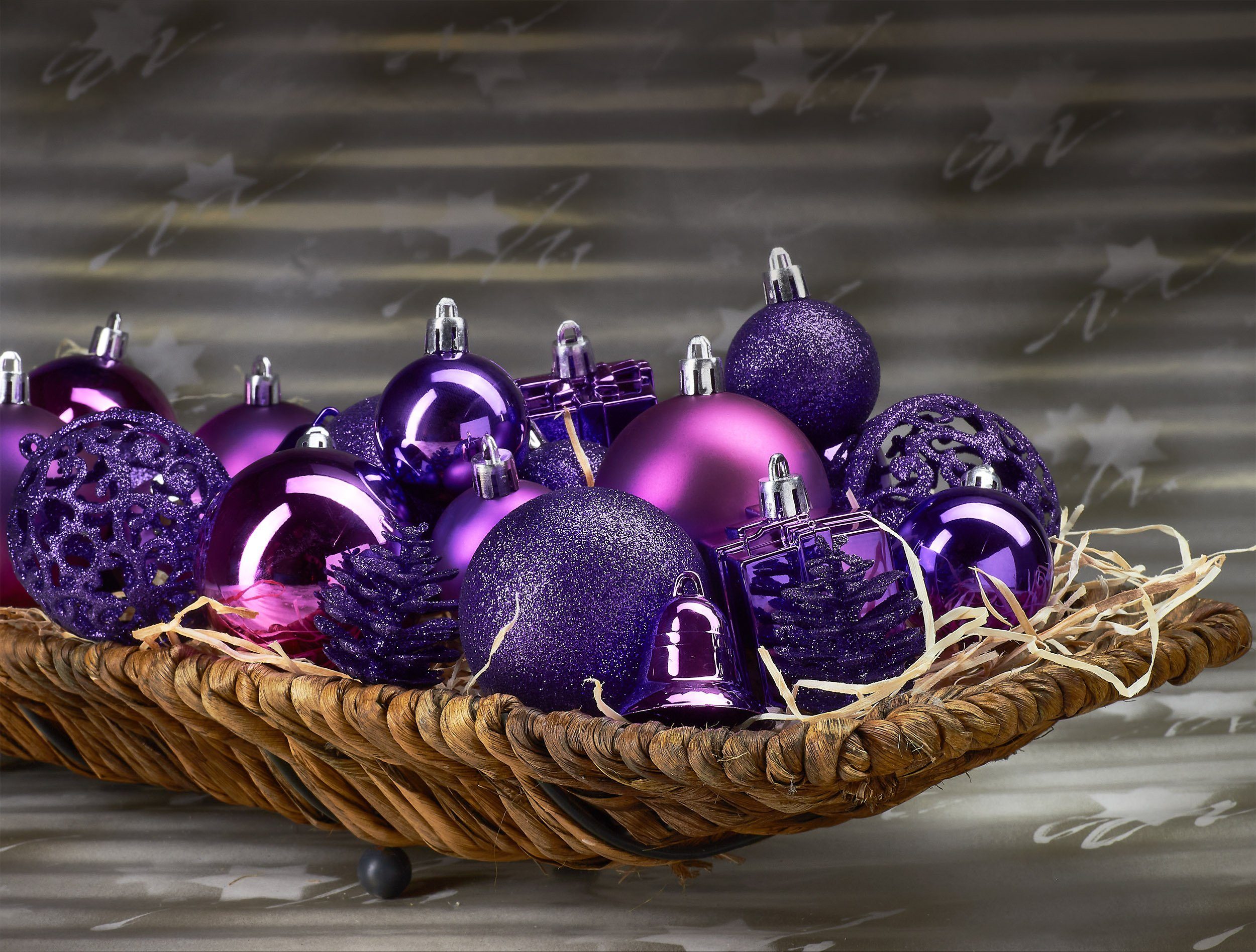 BRUBAKER Weihnachtsbaumkugel 101-teiliges Weihnachtskugel-Set mit Baumspitze, Christbaumschmuck aus Kunststoff, Weihnachtsdekoration edel und robust