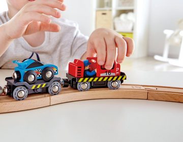 Hape Spielzeug-Eisenbahn Rennwagen-Transporter, FSC®- schützt Wald - weltweit