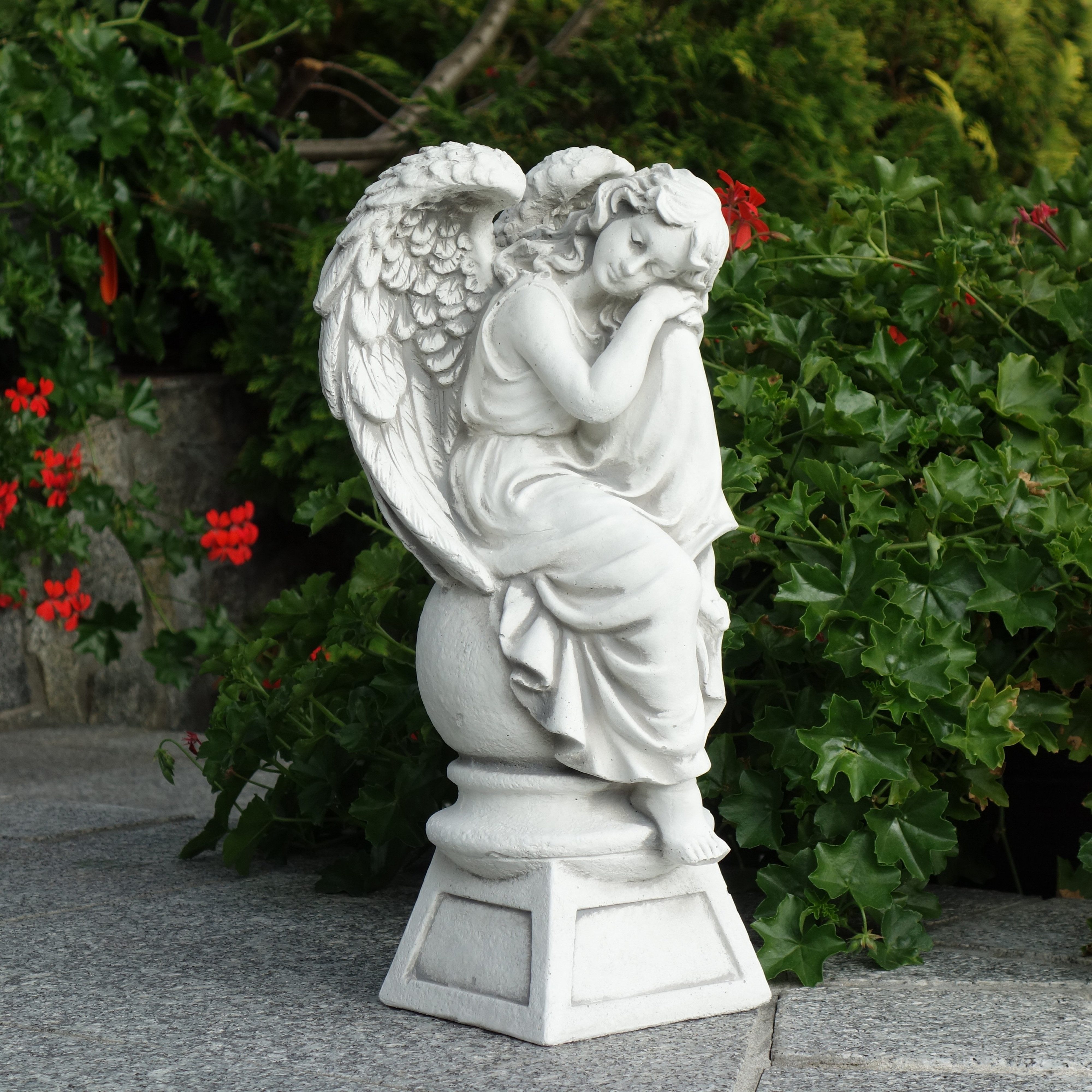 gartendekoparadies.de Gartenfigur Engel auf Podest, Steinfigur günstig online kaufen