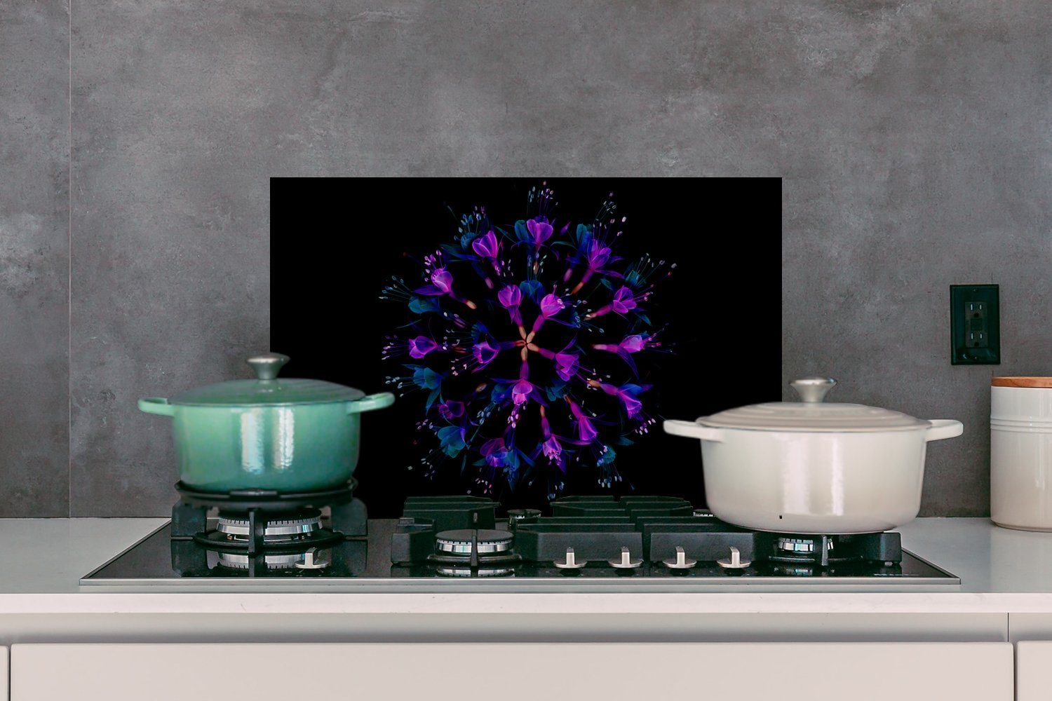 MuchoWow Küchenrückwand Blume - Lila - Schwarz, Herdblende aus 60x40 Makro Blau küchen cm, - Temperaturbeständig Wandschutz, - (1-tlg)