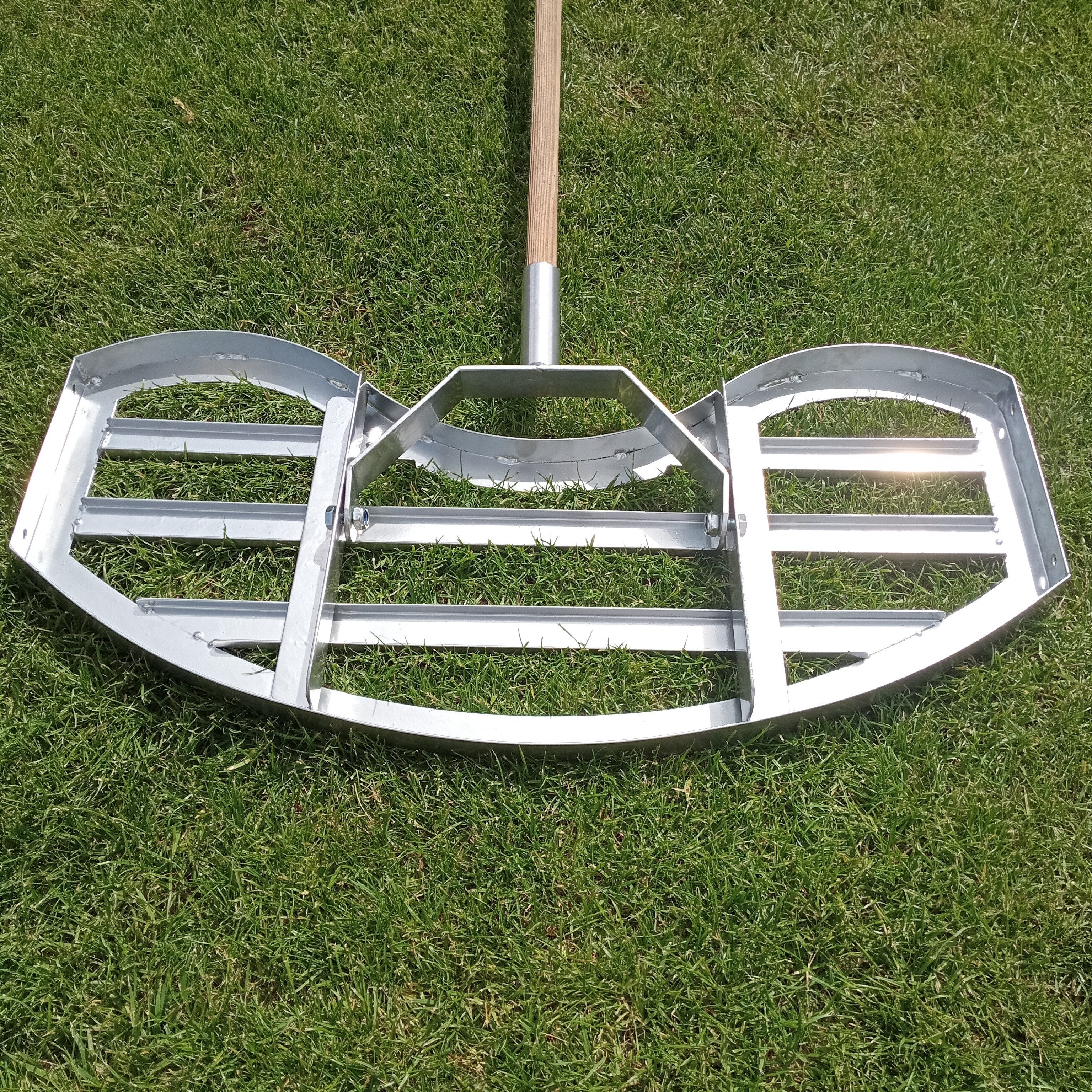 SattesGrün Rasenrechen WELTNEUHEIT (geschütztes Design) Rasenrakel Rakel zum Sanden Abziehen, 75 cm Arbeitsbreite, Levelingrake Flächenebner Leveler Lawnleveling ohne Stiel