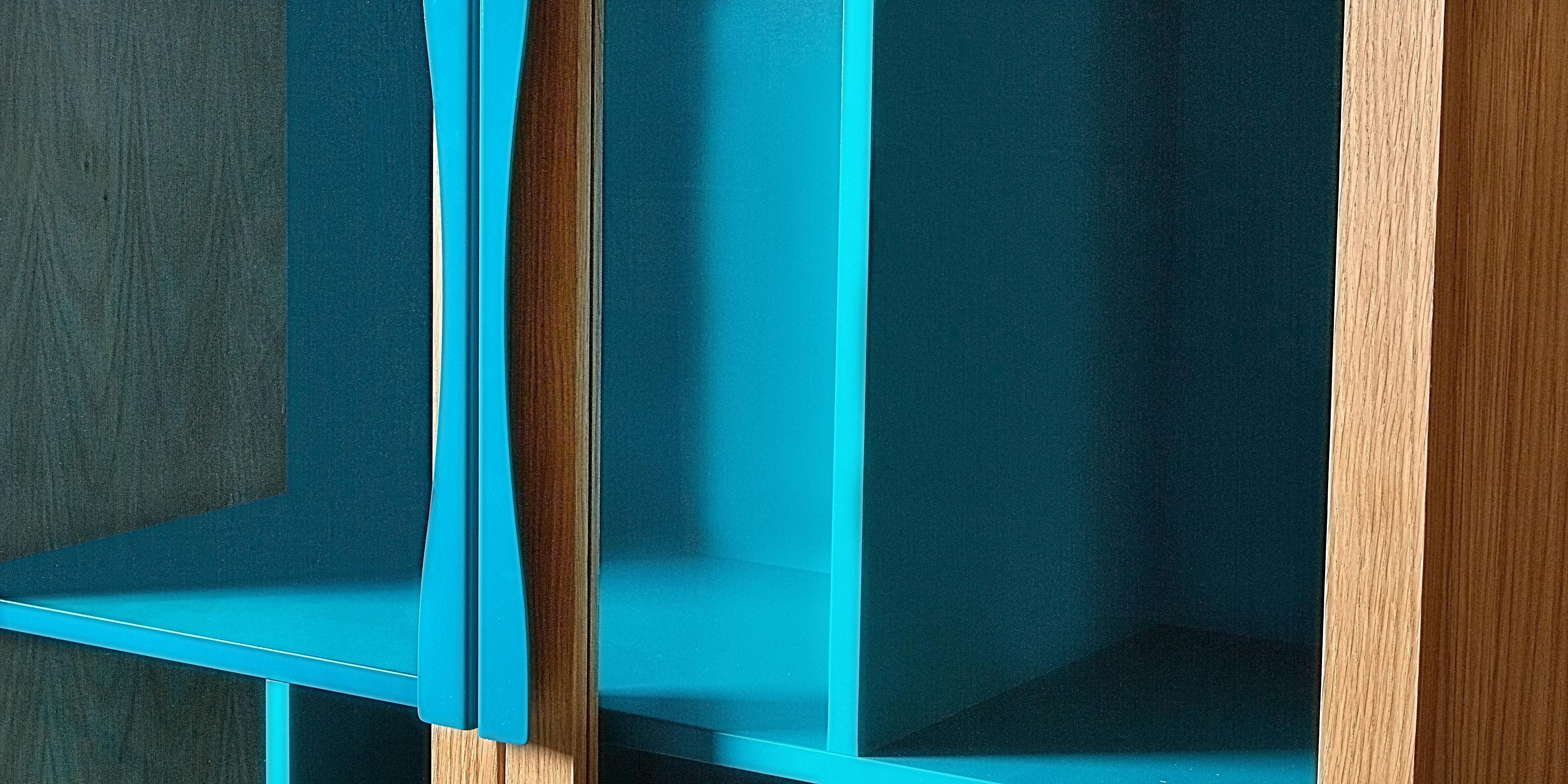 Woodman Bücherregal Hilla, Breite 88 Eiche mit aus natur/blau Holzfurnier cm, Glaseinsätzen, Türen