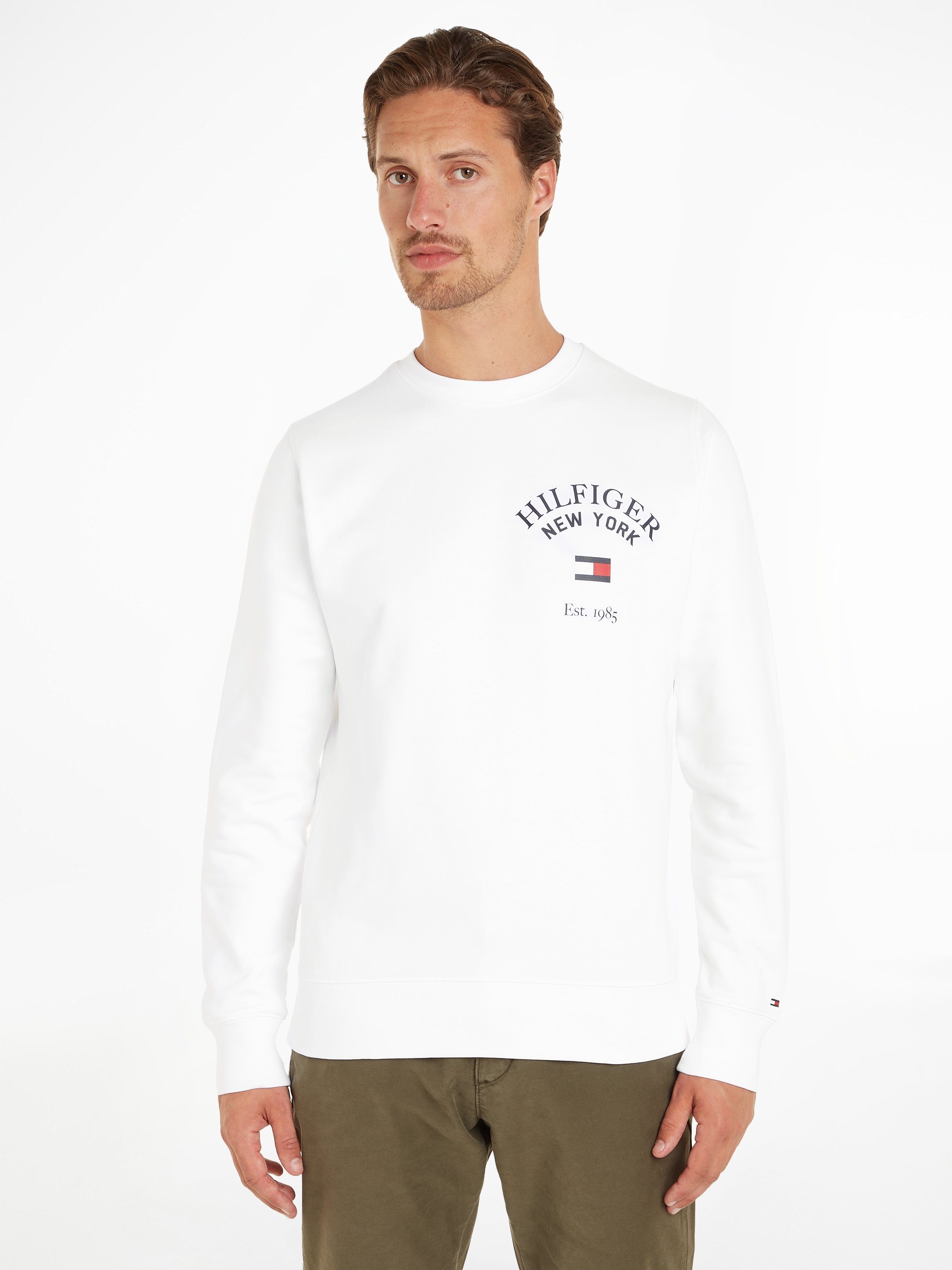 Tommy Hilfiger Sweatshirt WCC ARCHED VARSITY SWEATSHIRT mit modischem Logodruck auf der Brust White