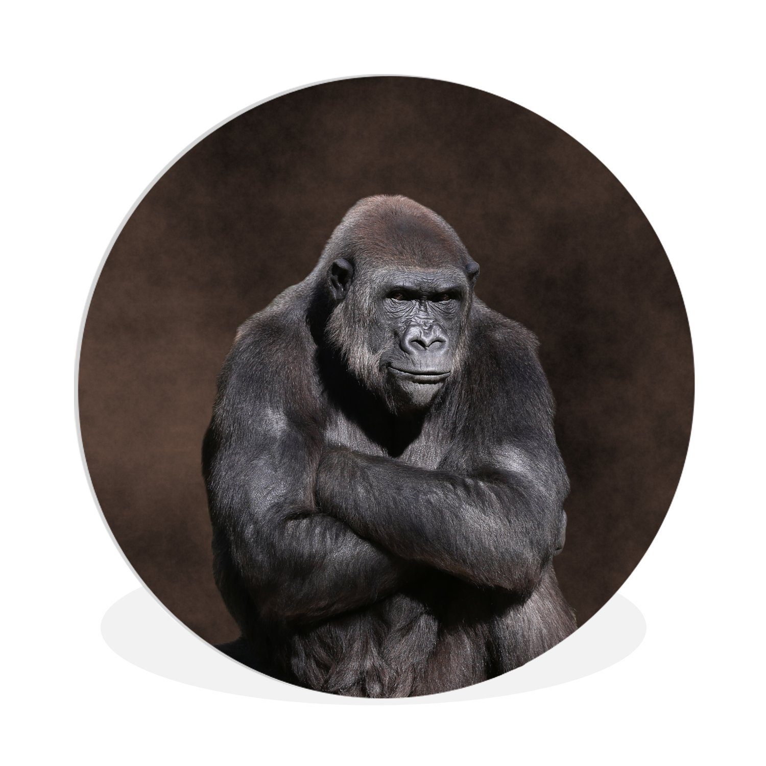 MuchoWow Gemälde Ein Porträt eines Gorillas mit gekreuzten Händen, (1 St), Kreis Wanddekoration Forex, Rundes Wandbild, Wohnzimmer, 30x30 cm