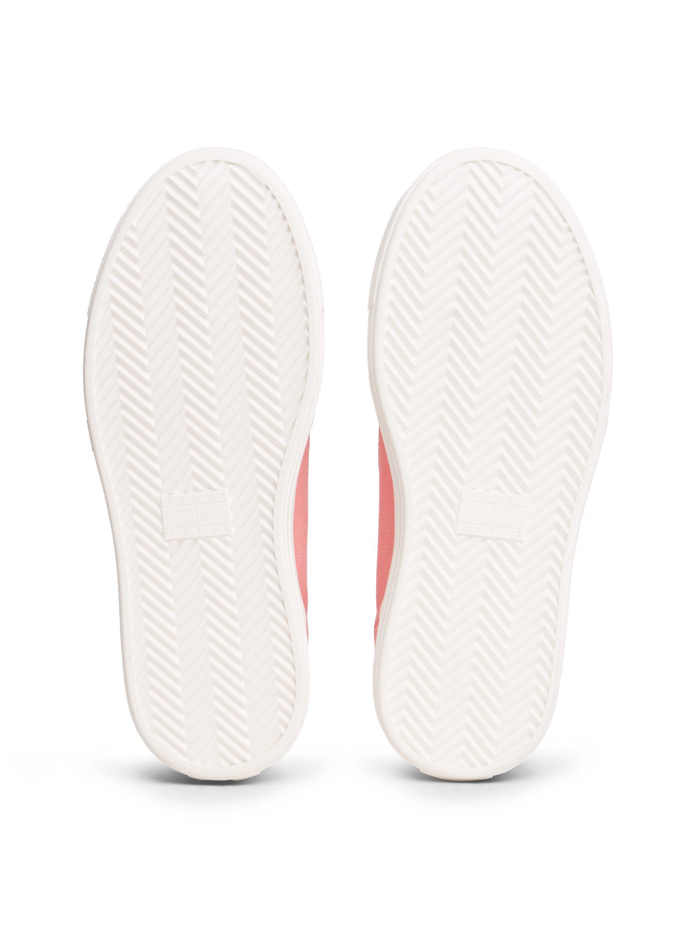 Tommy Jeans TJW FLATFORM SNEAKER CHARMS Plateausneaker Halbschuh, Schnürer, Freizeischuh mit kleiner TJ-Flagge als Anhänger